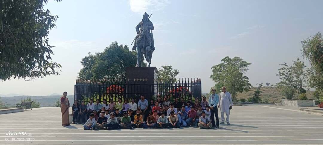 ऐतिहासिक धरोहरों से रूबरू हो लौटा 'मेवाड़ दर्शन' दल: उच्च माध्यमिक आदर्श विद्या मन्दिर वैर का 3 दिवसीय शैक्षिक भ्रमण सफलतापूर्वक हुआ संपन्न।
वैर (भरतपुर)राज.।उच्च माध्यमिक आदर्श विद्या मन्दिर, वैर के भैया-बहिनों का तीन दिवसीय ऐतिहासिक व सांस्कृतिक शैक्षिक भ्रमण ‘मेवाड़ दर्शन’ सोमवार को सफलतापूर्वक संपन्न हुआ। तीन दिवसीय शैक्षिक भ्रमण में 53 सदस्यीय दल ने मेवाड़ की पावन धरा के शौर्य, त्याग और भक्ति के इतिहास को प्रत्यक्ष रूप से जाना।
यात्रा के शुभारंभ अवसर पर आदर्श विद्या मन्दिर समिति, भरतपुर के सम्मानित सदस्य आनन्द प्रकाश धावाई ने बस को हरी झंडी दिखाकर रवाना किया। रवानगी के समय विद्यार्थियों के चेहरे पर नई ऊर्जा और भारी उत्साह देखते ही बन रहा था।
भक्ति, शौर्य और संस्कृति का अद्भुत संगम : इस तीन दिवसीय प्रवास के दौरान विद्यार्थियों ने राजस्थान के प्रमुख धार्मिक और ऐतिहासिक स्थलों का शैक्षणिक अवलोकन किया जिसके अन्तर्गत अजमेर व राजसमंद: पवित्र पुष्कर सरोवर, जगतपिता ब्रह्मा जी मन्दिर तथा नाथद्वारा में श्रीनाथ जी के दर्शन कर आशीर्वाद प्राप्त किया साथ ही झीलों की नगरी उदयपुर में 'प्रताप गौरव केन्द्र' और महाराणा प्रताप स्मारक के माध्यम से मेवाड़ के वीर योद्धाओं की गाथाएं जानी। इसके साथ ही सहेलियों की बाड़ी और फतहसागर झील की प्राकृतिक सुंदरता का आनंद लिया।
चित्तौड़गढ़ में स्थित : चित्तौड़गढ़ दुर्ग का ऐतिहासिक विजय स्तम्भ, कीर्ति स्तम्भ, पावन जौहर स्थल, पद्मिनी महल व मीरा मन्दिर को देख विद्यार्थी भावविभोर हो उठे। भ्रमण दल में शामिल समस्त भैया बहिन एवं विद्या मन्दिर के आचार्य-आचार्या ने श्री सांवलिया सेठ मन्दिर में भी दर्शन कर समस्त विश्व की खुशहाली की मंगलकामना की ।
अनुशासन और ज्ञानार्जन का दिया संदेश
शैक्षिक भ्रमण के दल में शामिल समस्त सदस्यों ने विद्यार्थियों को प्रेरित करते हुए कहा कि ऐसे शैक्षणिक भ्रमण पुस्तकों से परे व्यावहारिक ज्ञान और सांस्कृतिक चेतना जगाने में मील का पत्थर साबित होते हैं। विद्यार्थियों ने संपूर्ण यात्रा के दौरान अनुशासित रहकर ऐतिहासिक तथ्यों को नोट किया।
भ्रमण दल में आदर्श विद्या मन्दिर समिति भरतपुर के सदस्य श्री आनन्द प्रकाश धावाई,वैर विद्यालय उपसमिति के अध्यक्ष श्री मनमोहन शर्मा, व्यवस्थापक श्री घमण्डी लाल मीणा, शैक्षिक भ्रमण प्रभारी आचार्या श्रीमती मंजू देवी , आचार्या श्रीमती गरिमा धाकड़, कार्यालय प्रमुख कपिल कुमार सिंघल, सहा.कार्यालय प्रभारी कन्हैयालाल शर्मा,आचार्य करतार सिंह शामिल रहे।