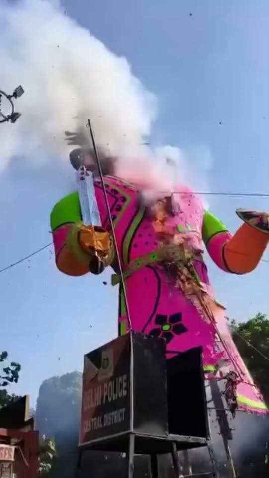 दिल्ली में शॉर्ट सर्किट के कारण पहले ही जल गया रावण