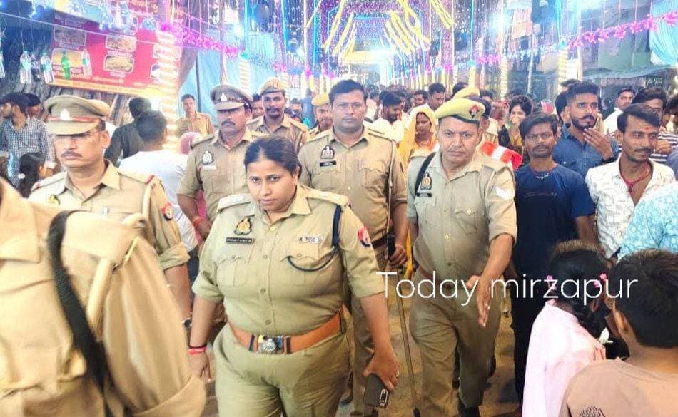 मिर्जापुर: दशहरा पर्व पर सुरक्षा व्यवस्था का जायजा लेने निकलीं एसपी अपर्णा रजत कौशिक
दशहरा पर्व को शांतिपूर्ण संपन्न कराने के लिए नगर क्षेत्र में किया भ्रमण, पुलिसकर्मियों को दिए आवश्यक दिशा-निर्देश।
मिर्जापुर। दशहरा पर्व को सकुशल एवं शांतिपूर्ण संपन्न कराने और कानून-व्यवस्था बनाए रखने के दृष्टिगत एसपी अपर्णा रजत कौशिक ने नगर क्षेत्र का भ्रमण कर सुरक्षा व्यवस्था का जायजा लिया। इस दौरान संबंधित पुलिस अधिकारियों एवं कर्मचारियों को आवश्यक दिशा-निर्देश दिए गए।
#Mirzapur #SP_Mirzapur #अपर्णा_रजत_कौशिक #UPPolice #दशहरा #मिर्जापुर_न्यूज़ #TodayMirzapurNews