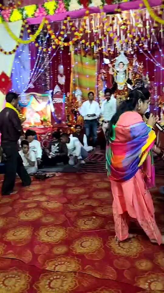 ग्राम हजारा के जागरण में पीलीभीत की कलाकार आरती ने क्या खुब भजन गाया।