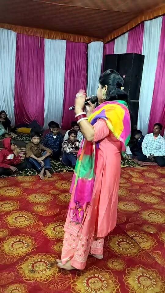 ग्राम हजारा के जागरण में पीलीभीत की कलाकार आरती ने क्या खुब भजन गाया।