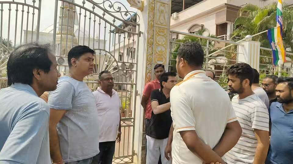 प्रशासन ने कहा ऊपर से ऑर्डर है दरअसल आज बगीचा में गौरव पथ के लिए किए गए 30 फीट के मार्किंग पर अतिक्रमण हटाने की कार्रवाई तड़के शुरु कर दी गई।हाईस्कूल चौक से तहसील चौक तक गौरव पथ बनना है।यह वीडियो उस क्षण का है जब लोग प्रशासन से निवेदन करते दिखे कि थोड़ा समय दे दीजिए पर कहां सुनवाई होगी ऑर्डर ऊपर से जो था....अंततः जैन मंदिर का बाउंड्री भी गिरा ही दिया गया लोग दुखित हैं कि उनके चुने हुए नेता जिन पर जनता ने भरोसा किया वे भरोसा तोड़ कर घर में बैठे रहे।