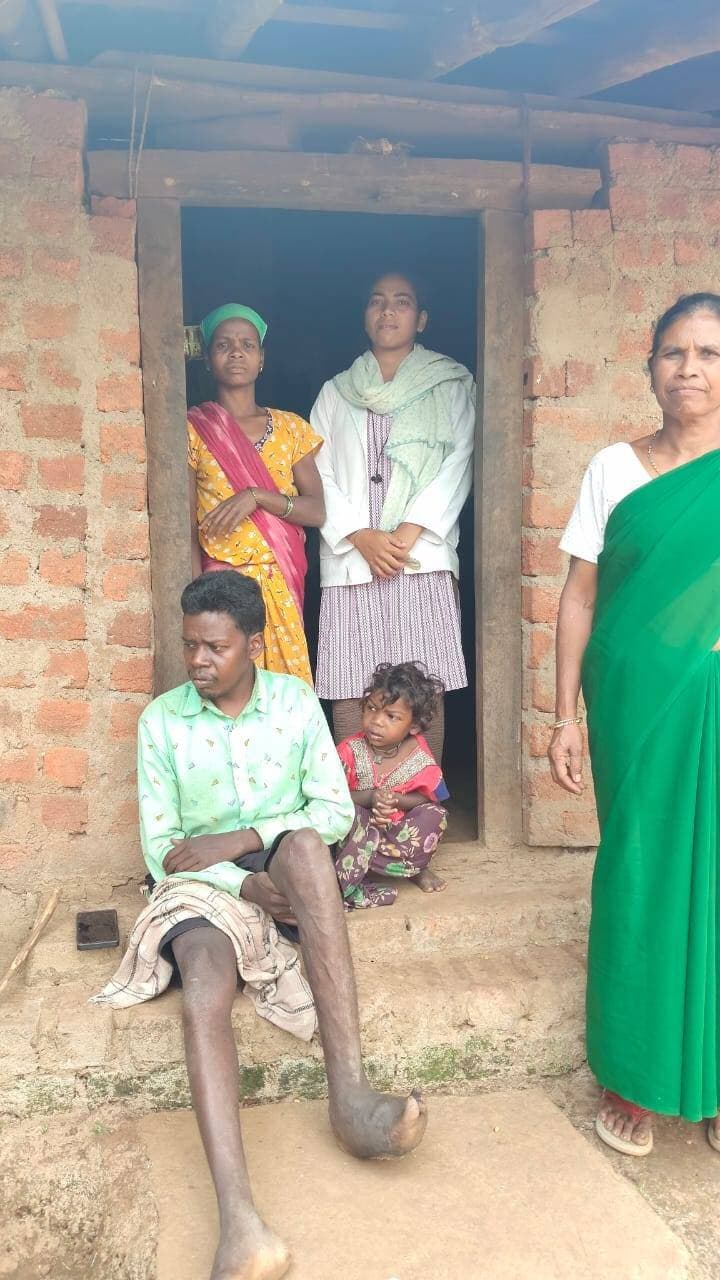 संवेदना जब सामने आती है तो निश्चित ही वह अपार संभावनाएं लेकर सामने आती है।आज हमने अपने खबर के माध्यम से इस संवेदनशील मामले को जिला प्रशासन तक पहुंचाया जिसपर जिला प्रशासन ने संवेदना दिखाते हुए तत्काल सन्ना तहसील के कर्रीकोना निवासी
पहाड़ी कोरवा कालू राम की सुध ली और तत्काल इलाज की व्यवस्था सुनिश्चित करते हुए मेडिकल टीम को कालू राम के घर तक भेजकर उसके इलाज की शुरुआत की।कालू पिछले 12 वर्षों से पैर के कैंसर से पीड़ित है।बहरहाल बगिया कैंप कार्यालय,जिला कलेक्टर श्री रोहित व्यास समेत सीएमएचओ साहब का धन्यवाद जिन्होंने सेवा के इस अवसर को संवेदनशीलता के साथ आगे बढ़ाया,अब निश्चित ही इस कालू को उत्तम स्वास्थ्य प्राप्त होगा।