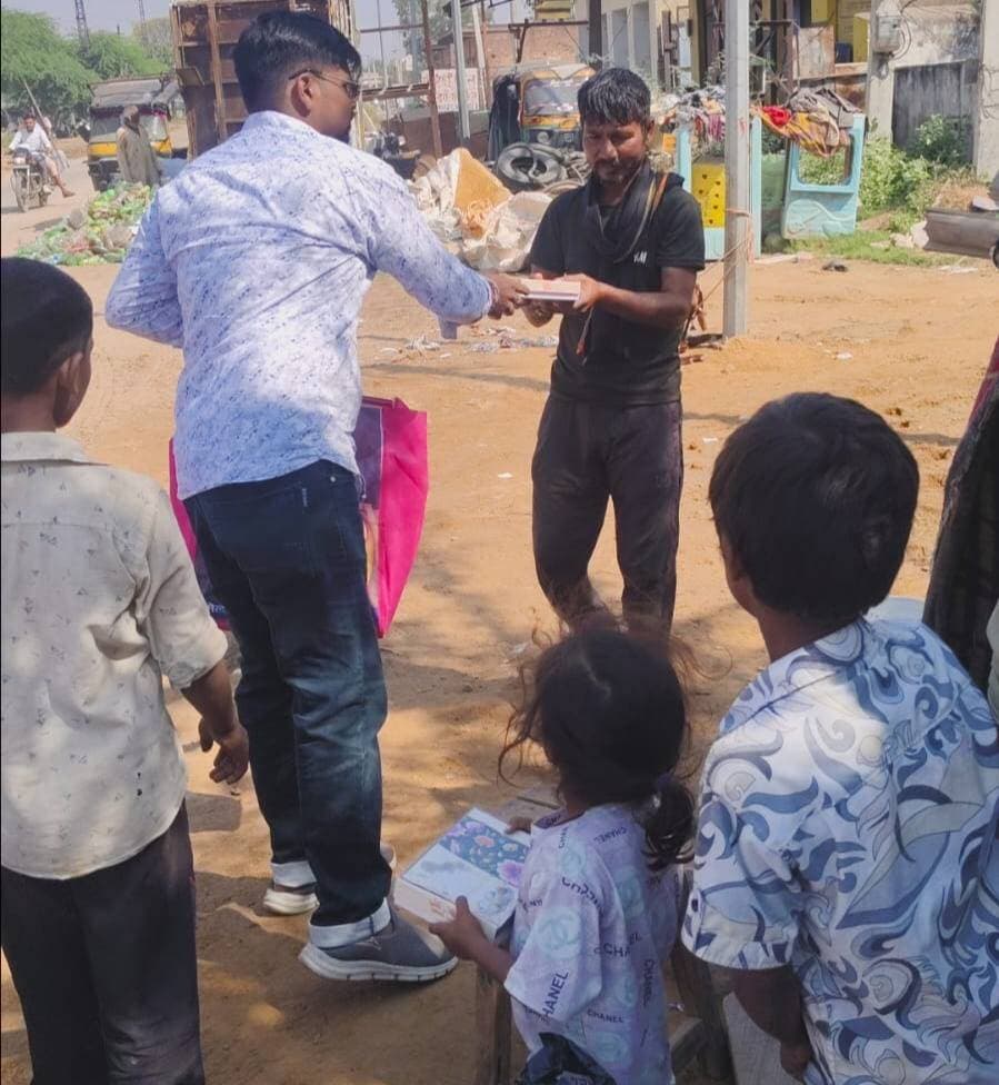 #गरीब_बच्चों_के_साथ_मनाया_जन्मदिन__
#बृजनगर____
कस्बे के अग्रवाल समाज समिति के युवा कार्यकारिणी सदस्य अंकुर मित्तल ने अपना जन्मदिन गरीब बच्चों के पास जाकर मनाया
उन्होंने कस्बे के जगह जगह झुग्गी झोपड़ियों में रहा रहे लोगों को खाने के पैकेट दिए
वही साथ जागरूकता संदेश दिया ओर बच्चों को ज्यादा से जायदा शिक्षा से जोड़ने के लिय प्रेरित किया।