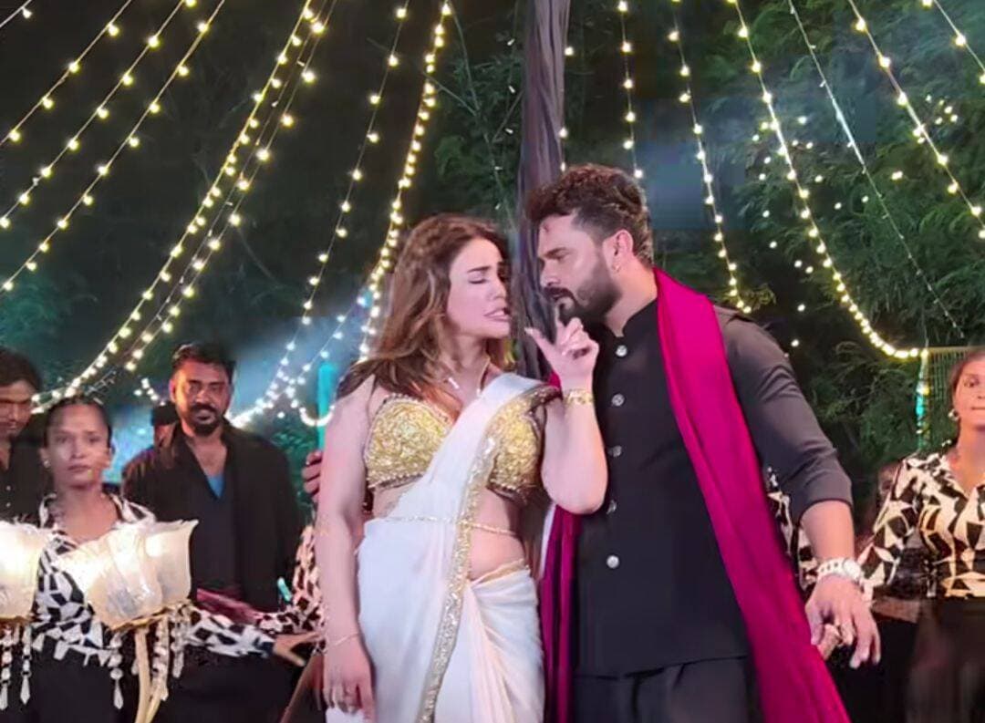 खेसारी लाल यादव करोड़ों का मालिक है, पहले यह बेहद गरीब और भैंस चलने वाला आदमी था,
सिर्फ उनके पास टैलेंट था टैलेंट की दम पर