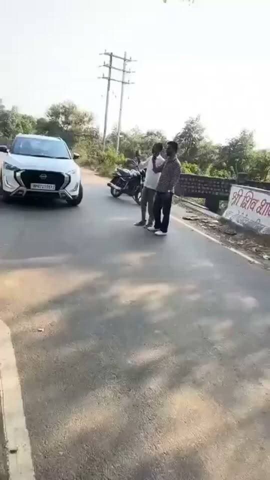 Shivpuri- यह वीडियो शिवपुरी के भदैया कुंड का बताया जा रहा
आखिर क्या है मामला क्यों मारपीट कर कर रहे हैं युवक देखिए वीडियो मे👇👇
SP Shivpuri