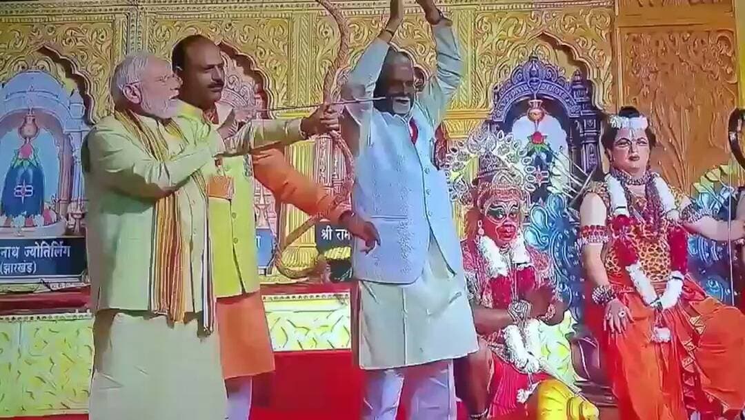 🇮🇳 राष्ट्रपति मुर्मू और पीएम मोदी ने मनाया दशहरा, दिया श्रीराम के आदर्शों का संदेश
नई दिल्ली। विजयादशमी के अवसर पर राष्ट्रपति द्रौपदी मुर्मू ने द्वारका सेक्टर-10 और प्रधानमंत्री नरेंद्र मोदी ने आईपी एक्सटेंशन में आयोजित दशहरा समारोह में हिस्सा लिया। राष्ट्रपति ने रावण दहन किया और समानता, समावेशिता व प्रकृति संरक्षण का संदेश दिया। वहीं, पीएम मोदी ने कहा कि सत्ता का उद्देश्य शासन करना नहीं, बल्कि जनकल्याण होना चाहिए।
#Vijayadashami #Dussehra #DroupadiMurmu #NarendraModi #नईदिल्ली #दशहरा #रावणदहन #श्रीराम