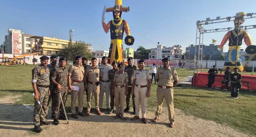 🚨 छपरा में शांतिपूर्ण माहौल में संपन्न हुआ रावण दहन, चप्पे-चप्पे पर तैनात रही पुलिस; प्रशासन ने संभाली सुरक्षा की कमान
✍️ छपरा, सारण। विजयादशमी के अवसर पर छपरा शहर सहित नैनी, सहाजितपुर एवं अन्य क्षेत्रों में रावण दहन कार्यक्रम को शांतिपूर्ण और सौहार्दपूर्ण माहौल में संपन्न कराने के लिए प्रशासन पूरी तरह मुस्तैद रहा। विभिन्न स्थानों पर आयोजित कार्यक्रमों के दौरान सुरक्षा एवं विधि-व्यवस्था बनाए रखने के लिए पुलिस और प्रशासनिक अधिकारियों ने विशेष सतर्कता बरती।
राजेंद्र स्टेडियम में डीएम और एसएसपी ने लिया सुरक्षा का जायजा
छपरा के राजेंद्र स्टेडियम में आयोजित रावण वध कार्यक्रम को लेकर जिलाधिकारी और वरीय पुलिस अधीक्षक, सारण के नेतृत्व में अधिकारियों ने सुरक्षा व्यवस्था का जायजा लिया। इस दौरान पुलिस उपाधीक्षक, मुख्यालय, पुलिस उपाधीक्षक, साइबर सहित अन्य संबंधित पुलिस पदाधिकारी मौजूद रहे। अधिकारियों ने कार्यक्रम स्थल और आसपास के क्षेत्रों में सुरक्षा इंतजामों की समीक्षा कर आवश्यक दिशा-निर्देश दिए।
भीड़ नियंत्रण और यातायात व्यवस्था पर रहा जोर
कार्यक्रम में आने वाले लोगों की सुरक्षा को ध्यान में रखते हुए प्रमुख चौक-चौराहों, भीड़भाड़ वाले स्थानों और संवेदनशील इलाकों में पुलिस पदाधिकारियों एवं जवानों की प्रतिनियुक्ति की गई। अधिकारियों को भीड़ प्रबंधन, सुचारु यातायात संचालन और अपने-अपने क्षेत्रों में लगातार निगरानी रखने का निर्देश दिया गया।
नैनी, सहाजितपुर सहित विभिन्न क्षेत्रों में रही सतर्कता
छपरा शहर के साथ नैनी, सहाजितपुर और अन्य क्षेत्रों में भी रावण दहन कार्यक्रमों के दौरान शांति एवं विधि-व्यवस्था बनाए रखने पर जोर दिया गया। प्रशासन की प्राथमिकता रही कि लोग त्योहार को आपसी भाईचारे और सौहार्द के साथ मनाएं तथा किसी भी प्रकार की अप्रिय स्थिति उत्पन्न न हो।
प्रशासन की मुस्तैदी से शांतिपूर्ण आयोजन पर जोर
जिलाधिकारी एवं वरीय पुलिस अधीक्षक के नेतृत्व में सुरक्षा व्यवस्था की निगरानी की गई। पुलिस पदाधिकारियों को पूरी सतर्कता के साथ ड्यूटी निभाने और आमजन की सुरक्षा सुनिश्चित करने के निर्देश दिए गए।
नोट: नैनी, सहाजितपुर और अन्य सभी स्थानों पर कार्यक्रम शांतिपूर्ण संपन्न होने की पुष्टि के लिए स्थानीय जानकारी आवश्यक है। उपलब्ध प्रशासनिक विवरण के आधार पर खबर तैयार की गई है।