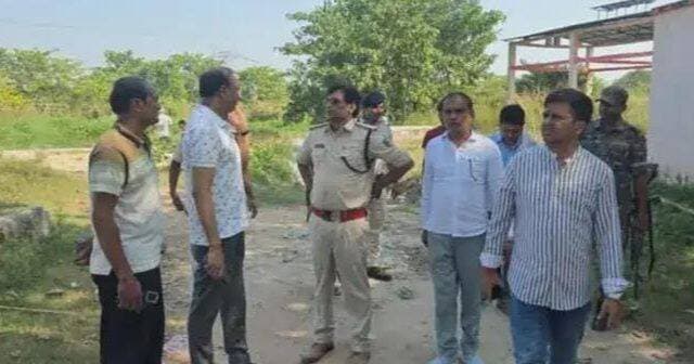 गोपालगंज में दुर्गा प्रतिमा विसर्जन को लेकर प्रशासन अलर्ट, दाहा नदी घाट का अधिकारियों ने किया निरीक्षण
✍️ गोपालगंज। दुर्गा पूजा के समापन के बाद प्रतिमा विसर्जन को शांतिपूर्ण और सुरक्षित तरीके से संपन्न कराने के लिए प्रशासन ने तैयारियां तेज कर दी हैं। इसी क्रम में उचकागांव प्रखंड के इटवा स्थित दाहा नदी घाट का अधिकारियों की टीम ने निरीक्षण कर सुरक्षा एवं व्यवस्थाओं का जायजा लिया। अधिकारियों ने संबंधित कर्मियों को घाट पर साफ-सफाई, बैरिकेडिंग, पर्याप्त रोशनी और सुरक्षा के पुख्ता इंतजाम सुनिश्चित करने के निर्देश दिए।
हथुआ एसडीएम और एसडीपीओ ने परखी तैयारियां
निरीक्षण के दौरान हथुआ एसडीएम संतोष कुमार, एसडीपीओ राजेश कुमार, बीडीओ मनोज कुमार पंडित और मीरगंज नगर परिषद के कार्यपालक पदाधिकारी मनोज कुमार मौजूद रहे। अधिकारियों ने घाट पर उपलब्ध सुविधाओं का जायजा लेते हुए विसर्जन से पहले सभी जरूरी व्यवस्थाएं पूरी करने का निर्देश दिया, ताकि श्रद्धालुओं को किसी प्रकार की परेशानी न हो।
एक दर्जन से अधिक स्थानों की प्रतिमाएं होंगी विसर्जित
स्थानीय प्रशासन के अनुसार, मीरगंज शहर और उचकागांव प्रखंड क्षेत्र के एक दर्जन से अधिक स्थानों पर स्थापित दुर्गा प्रतिमाओं का विसर्जन इटवा स्थित दाहा नदी घाट पर किया जाता है। इस दौरान श्रद्धालुओं की भारी भीड़ जुटने की संभावना को देखते हुए प्रशासन विशेष सतर्कता बरत रहा है।
सुरक्षा व्यवस्था पर विशेष जोर
प्रतिमा विसर्जन के दौरान भीड़ नियंत्रण और विधि-व्यवस्था बनाए रखना प्रशासन की प्राथमिकता है। इसके लिए घाट पर बैरिकेडिंग, रोशनी और साफ-सफाई की व्यवस्था दुरुस्त करने के साथ नदी में श्रद्धालुओं की सुरक्षा के लिए आवश्यक इंतजामों पर भी जोर दिया जा रहा है। सुरक्षाकर्मियों की तैनाती और गोताखोरों की व्यवस्था को लेकर भी तैयारी की जा रही है।
प्रशासन का उद्देश्य दुर्गा प्रतिमा विसर्जन कार्यक्रम को शांतिपूर्ण, व्यवस्थित और सुरक्षित माहौल में संपन्न कराना है, ताकि श्रद्धालु बिना किसी परेशानी के धार्मिक परंपराओं का निर्वहन कर सकें।