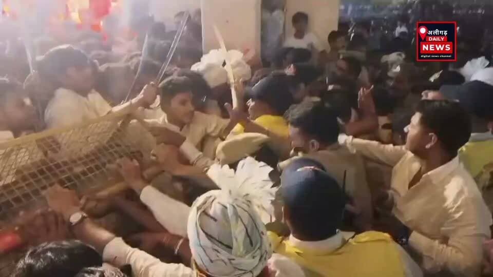 #अलीगढ़ में रावण दहन के दौरान बैरियर तोड़कर घुसने की कोशिश, वायरल वीडियो पर एसपी सिटी आदित्य बंसल ने बताई पूरी घटना, सुरक्षा के चलते हटाई भीड़,अलीगढ़ के नुमाइश ग्राउंड में दशहरा पर रावण दहन कार्यक्रम के दौरान बैरियर तोड़कर अंदर घुसने की कोशिश का मामला सामने आया। वायरल वीडियो पर एसपी सिटी आदित्य बंसल ने बताया कि रामलीला जुलूस के प्रवेश के दौरान कुछ लोगों ने जबरदस्ती बैरियर पार करने का प्रयास किया। पुलिस ने लोगों को समझाया और हल्के बल का प्रयोग कर उन्हें बैरियर के पीछे किया। पुलिस के मुताबिक, भीड़ रावण के पुतले के नजदीक पहुंचती तो भगदड़ या कानून-व्यवस्था की स्थिति बिगड़ सकती थी। पुलिस ने वायरल वीडियो को अधूरे संदर्भ में पेश करने की बात कही। कार्यक्रम सकुशल संपन्न हुआ।
#AligarhNews #RavanDahan #ViralVideo #AdityaBansal #AligarhPolice #Dussehra2026