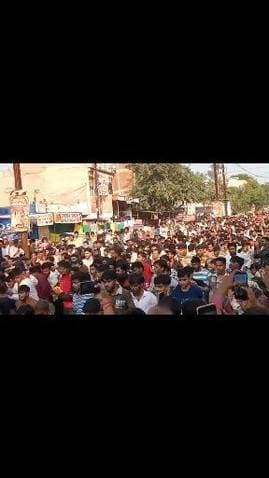 माँ काली के विसर्जन जुलूस के साथ संपन्न हुआ नौ दिवसीय नवरात्रि उत्सव
इस बार कर्कश डीजे की तेज आवाज पर पुलिस प्रशासन की सख्ती रही उत्सव की खास बात
करैरा, शिवपुरी। माँ काली के विसर्जन जुलूस के साथ नौ दिवसीय नवरात्रि उत्सव का विधिवत समापन हो गया। नौ दिनों तक चले इस धार्मिक आयोजन में श्रद्धालुओं ने माँ दुर्गा की आराधना कर सुख-समृद्धि एवं खुशहाली की कामना की। उत्सव के समापन पर माँ काली की प्रतिमा का विसर्जन जुलूस निकाला गया, जिसमें श्रद्धालुओं ने भाग लेकर माता रानी को भावभीनी विदाई दी।
इस बार के नवरात्रि उत्सव की सबसे खास बात डीजे के कर्कश और कानफोड़ू शोर पर स्थानीय पुलिस प्रशासन की सख्ती रही। तेज आवाज वाले डीजे पर प्रतिबंध और ध्वनि नियंत्रण को लेकर प्रशासन की सतर्कता से धार्मिक आयोजनों में ध्वनि प्रदूषण को नियंत्रित करने का प्रयास देखने को मिला।
पुलिस प्रशासन की इस पहल को आमजन की सुविधा, बुजुर्गों, बच्चों और मरीजों को तेज आवाज से होने वाली परेशानी से बचाने की दिशा में महत्वपूर्ण माना जा रहा है।
नवरात्रि उत्सव के दौरान धार्मिक आस्था के साथ-साथ शांति, अनुशासन और नियमों के पालन का संदेश भी देखने को मिला। माँ काली के विसर्जन के साथ ही नौ दिवसीय उत्सव का समापन हो गया।
रिपोर्ट: पत्रकार राम मनोहर मिश्रा | P.NEWZ INDIA
#Hashtags
#माँकाली #नवरात्रि_उत्सव #विसर्जन_जुलूस #करैरा #शिवपुरी #पुलिस_प्रशासन #ध्वनि_प्रदूषण #PNEWZINDIA