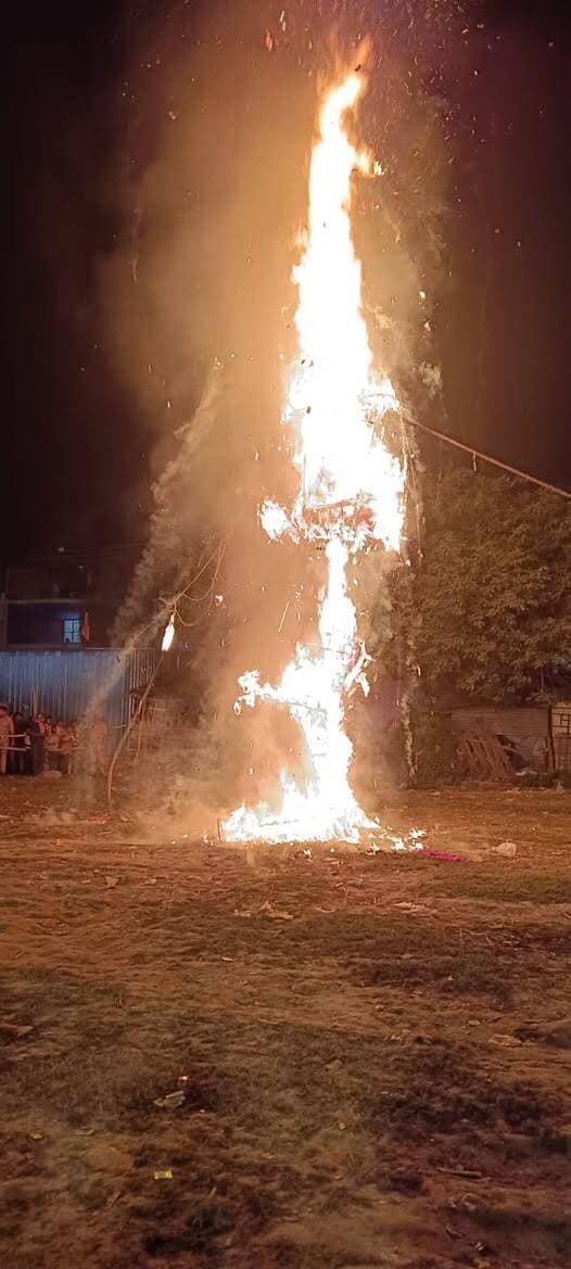 रावण दहन के साथ फतेहगंज पश्चिमी के दशहरा मेले का समापन
हजारों की संख्या में पहुंचे लोग, धूमधाम से मनाया गया विजयादशमी का पर्व
बरेली। #फतेहगंज #पश्चिमी में दशहरा मेले का समापन रावण दहन के साथ हुआ। विजयादशमी के अवसर पर आयोजित मेले में हजारों की संख्या में लोग पहुंचे और मेले का जमकर आनंद लिया। पूरे आयोजन के दौरान लोगों में उत्साह और उल्लास का माहौल देखने को मिला।
दशहरा मेले में बड़ी संख्या में क्षेत्रीय लोगों और परिवारों ने पहुंचकर मेले का आनंद लिया। बच्चों से लेकर बुजुर्गों तक में पर्व को लेकर खास उत्साह नजर आया। लोगों ने मेले में घूमकर विभिन्न गतिविधियों का आनंद लिया और विजयादशमी का त्योहार धूमधाम से मनाया।
रावण दहन के साथ ही बुराई पर अच्छाई की जीत का संदेश दिया गया। धार्मिक और सांस्कृतिक उल्लास के बीच मेले का समापन हुआ। इस आयोजन ने क्षेत्र में दशहरे की परंपरा और सामाजिक मेलजोल की भावना को मजबूत किया।
रिपोर्ट: पंकज शर्मा, फतेहगंज पश्चिमी
#बरेली #न्यूज़ #लाइव