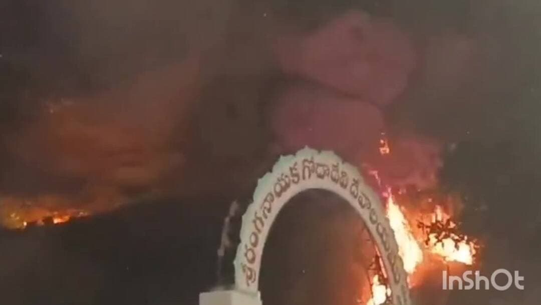 వరంగల్: దసరా వేడుకల్లో ఉరుసుగుట్టపై చెలరేగిన మంటలు