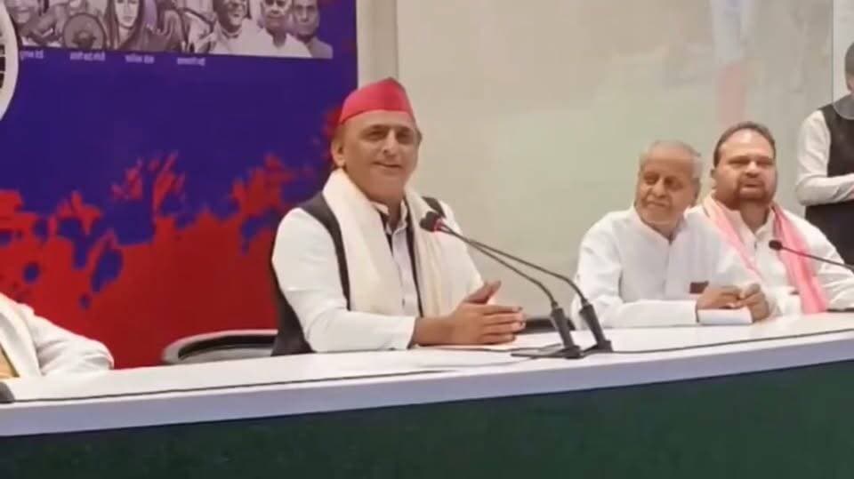 #akhileshyadav ये वो मामला है जो सरकार को ले डूबेगा..
श्रद्धा मामले में अखिलेश जी का भी बयान आ गया है.. लेकिन सरकार को श्रद्धा थोड़ी ले डूबेगी.. श्रद्धा जैसी तमाम विषकन्याएं विधानसभा के गुंबदों से लेकर लोकभवन के गलियारों में घूम रही हैं.. अक्सर राजभवन कॉलोनी में मंत्रियों के अति विशिष्ट व्यक्तियों के लिए चिन्हित कमरों में दो-दो लाख रुपए वाले मोबाइल की स्क्रीन देखते हुए टांग पर टांग चढ़ाकर बैठी हुई देखी जाती हैं..
श्रद्धा सरकार को थोड़ी ले डूबेगी.. सरकार चलाने वाले ब्यूरोक्रेट सरकार को डुबोने के लिए काफी हैं..
#ShraddhaDubey #shiva #shivasharma #ShivaSharmaCase #shraddhadubeycase #death #deathnews #mystery #conspiracy #ias #iasofficer #ips #ipsofficer #police #policeofficer #PoliceInvestigation #PoliceNews #sir #bureaucrats #Bureaucracy