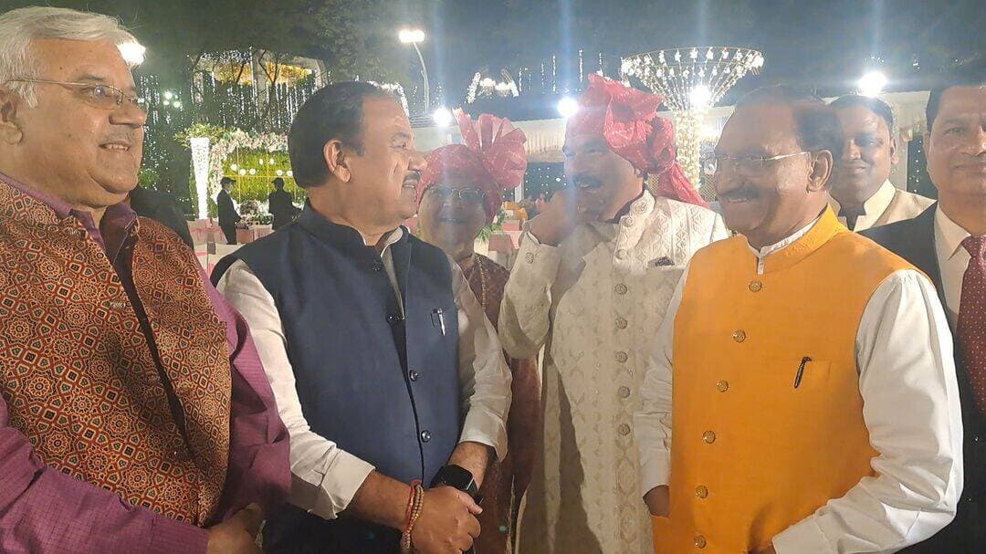 श्रीनगर की गलियों में एक साथ स्कूटर पर घूमने वाले डॉ रमेश पोखरियाल निशंक व डॉ हरक सिंह रावत ज़ब प्रो पीआर सिंह राणा जी के पुत्र की शादी में मिले तो कुछ इस तरह की उन्होंने अपने पुराने दिनों की याद ताज़ा