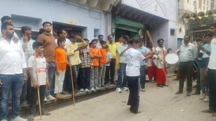 बीगोद में अखाड़ा प्रदर्शन, शोभायात्रा एवं भव्य आकर्षक आतिशबाजी के साथ रावण दहन सम्पन्न
आकोला (रमेश चंद्र डाड)
विजयदशमी पर्व पर राम दरबार एवं रावण दरबार की बैंड-बाजों के साथ शोभायात्रा नगर में निकाली गयी।जिसमें एक, घोड़े एक बगी में राम, लक्ष्मण, हनुमान आदि,दूसरी बगी मे रावण आदि बने युवक थे। शोभायात्रा बालाजी चौक से शुरू होकर पुलिस चोकी रोड़, मक्कड़ मस्जिद,पुराना बाजार,सदर बाजार होते हुए बस स्टैंड पर
शोभायात्रा पहुंची। वहां करीब 4.30 बजे अचानक वर्षा ने दस्तक दी। जिससे कुछ समय अखाड़ा प्रदर्शन को विराम देना पड़ा।अचानक पानी बहने लगा। जिससे कुछ समय अखाड़ा प्रदर्शन रूका। वर्षा रुकने के बाद पुनः आश्चर्य जनक करतब स्थानीय बजरंग व्यायाम शाला के पहलवानों ने व्यायाम शाला अध्यक्ष गोविंद सिंह कानावत के निर्देशन एवं हजारों लोगों की उपस्थिति मे दिखाए। वहां से शोभायात्रा रावण दहन हेतु दशहरा मैदान पर पहुंची। जहां राम रावण युद्ध हुआ शोभायात्रा में भगवा झंडे लहराते हुए, अखाड़ा प्रदर्शनअखाड़ा प्रदर्शन हुआ। जहां राम रावण युद्ध के बाद भव्य एवं आकर्षक आतिशबाजी के बाद तरकस वाण से रावण, मेघनाथ, कुंभकर्ण के पुतले जलाए गए। दशहरा महोत्सव का आयोजन नगरपालिका के तत्वावधान में चल रहा है।जिसके तहत कल बुधवार रात्रि कवि सम्मेलन होगा। परसों गुरुवार को भजन संध्या का आयोजन होगा।