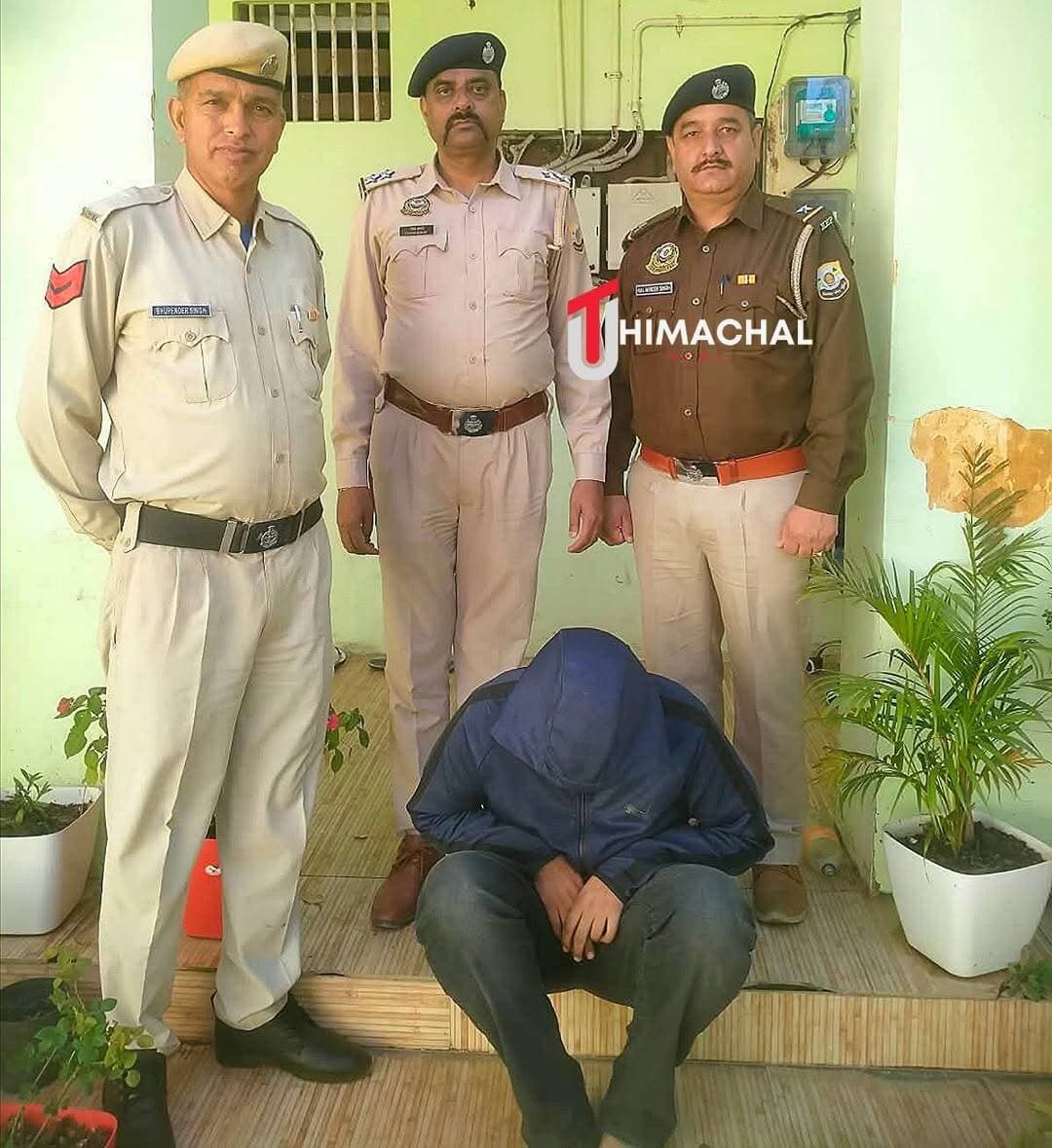 (Kia) कार से 6.82 ग्राम चिट्टे के साथ शिमला के कोटखाई का युवक गिरफ्तार, कार भी जब्त
UT HIMACHAL | सोलन
हिमाचल प्रदेश के सोलन जिले में नशे के खिलाफ कार्रवाई करते हुए जिला पुलिस की स्पेशल इन्वेस्टिगेशन यूनिट (SIU) ने एक युवक को 6.82 ग्राम चिट्टा (हेरोइन) के साथ गिरफ्तार किया है। आरोपी शिमला जिले के कोटखाई का रहने वाला है। पुलिस ने नशे की बरामदगी के साथ मामले में इस्तेमाल की गई कार को भी जब्त कर लिया है।
पुलिस से प्राप्त जानकारी के अनुसार, 19 अक्टूबर 2026 को जिला पुलिस की SIU टीम ने गुप्त सूचना के आधार पर नाकाबंदी की थी। इस दौरान एक किया (Kia) कार को रोककर उसकी तलाशी ली गई। जांच के दौरान कार में सवार युवक के कब्जे से 6.82 ग्राम चिट्टा बरामद हुआ।
आरोपी की पहचान तरुण शर्मा (30 वर्ष), पुत्र राजेश शर्मा, निवासी गांव व डाकघर कोटखाई, तहसील कोटखाई, जिला शिमला के रूप में हुई है।
पुलिस ने आरोपी को मौके पर गिरफ्तार कर पुलिस थाना सदर सोलन में एफआईआर नंबर 234/2026, दिनांक 19 अक्टूबर 2026, धारा 21 एनडीपीएस एक्ट के तहत मामला दर्ज किया है।
चिट्टे की सप्लाई के स्रोत की जांच जारी
मामले की आगामी जांच के दौरान पुलिस ने संबंधित कार को भी अपने कब्जे में ले लिया है। पुलिस आरोपी के पिछले आपराधिक रिकॉर्ड की पड़ताल कर रही है।
पुलिस के अनुसार, आरोपी को न्यायालय में पेश करने की प्रक्रिया की जा रही है। मामले में आगे की जांच जारी है।
अब जांच में यह सामने आना बाकी है कि बरामद चिट्टा कहां से लाया गया था और इसकी सप्लाई कहां की जानी थी।
आपकी राय: क्या चिट्टे के साथ पकड़े जाने वाले आरोपियों से पूछताछ के आधार पर नशे की सप्लाई करने वाले मुख्य तस्करों तक पहुंचने के लिए पुलिस को और सख्त कदम उठाने चाहिए?
अपनी राय कमेंट में जरूर बताएं।
<nis:link nis:type=tag nis:id=solannews nis:value=SolanNews nis:enabled=true nis:link/> <nis:link nis:type=tag nis:id=kotkhai nis:value=Kotkhai nis:enabled=true nis:link/> <nis:link nis:type=tag nis:id=shimlanews nis:value=ShimlaNews nis:enabled=true nis:link/> <nis:link nis:type=tag nis:id=chittanews nis:value=ChittaNews nis:enabled=true nis:link/> <nis:link nis:type=tag nis:id=solanpolice nis:value=SolanPolice nis:enabled=true nis:link/> <nis:link nis:type=tag nis:id=himachalpolice nis:value=HimachalPolice nis:enabled=true nis:link/> <nis:link nis:type=tag nis:id=ndpsact nis:value=NDPSAct nis:enabled=true nis:link/> <nis:link nis:type=tag nis:id=drugfreehimachal nis:value=DrugFreeHimachal nis:enabled=true nis:link/> <nis:link nis:type=tag nis:id=uthimachal nis:value=UTHimachal nis:enabled=true nis:link/> <nis:link nis:type=tag nis:id=utnews nis:value=UTNews nis:enabled=true nis:link/>