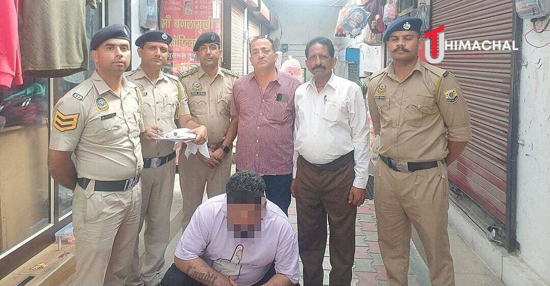 कपड़ों की दुकान से 5.90 ग्राम चिट्टा और ₹44 हजार नकद बरामद, दुकानदार गिरफ्तार।
UT HIMACHAL | ऊना
हिमाचल प्रदेश के जिला ऊना में नशे के खिलाफ चलाए जा रहे अभियान के तहत अंब पुलिस ने नैहरियां रोड स्थित एक रेडीमेड कपड़ों की दुकान में छापेमारी कर 5.90 ग्राम हेरोइन (चिट्टा) और 44 हजार रुपये नकद बरामद किए हैं। पुलिस ने दुकान संचालक को गिरफ्तार कर एनडीपीएस एक्ट के तहत मामला दर्ज किया है।
पुलिस से मिली जानकारी के अनुसार, 20 अक्टूबर 2026 को पुलिस थाना अंब के प्रभारी निरीक्षक विपिन शर्मा के नेतृत्व में पुलिस टीम ने गुप्त सूचना के आधार पर नैहरियां रोड पर पुराने सेंट्रल बैंक के नजदीक स्थित रेडीमेड कपड़ों की दुकान में दबिश दी।
तलाशी के दौरान दुकान से 5.90 ग्राम चिट्टा और 44,000 रुपये नकद बरामद हुए। गिरफ्तार आरोपी की पहचान नरेश कुमार उर्फ मनीष बख्शी, निवासी ठठल, तहसील अंब, जिला ऊना के रूप में हुई है।
चिट्टा कहां से आया और किसे बेचा जाना था? पुलिस कर रही जांच
पुलिस अब यह पता लगाने में जुटी है कि बरामद चिट्टा कहां से लाया गया था और इसकी सप्लाई किन लोगों तक की जानी थी। मामले में बैकवर्ड और फॉरवर्ड लिंकेज की जांच की जा रही है। साथ ही दुकान से बरामद 44 हजार रुपये की नकदी के संबंध में भी जांच की जा रही है।
जिला ऊना पुलिस ने स्पष्ट किया है कि नशे के खिलाफ जीरो टॉलरेंस नीति के तहत कार्रवाई जारी रहेगी। पुलिस ने लोगों से अपील की है कि नशे की तस्करी या बिक्री से जुड़ी संदिग्ध गतिविधियों की जानकारी पुलिस को दें। सूचना देने वालों की पहचान गोपनीय रखी जाएगी।
सवाल जनता से: क्या नशे के कारोबार से जुड़े मामलों में केवल गिरफ्तारी ही काफी है, या पुलिस को सप्लाई करने वाले मुख्य तस्करों और पूरे नेटवर्क तक पहुंचने पर अधिक जोर देना चाहिए?
अपनी राय कमेंट में जरूर बताएं।
<nis:link nis:type=tag nis:id=unanews nis:value=UnaNews nis:enabled=true nis:link/> <nis:link nis:type=tag nis:id=ambpolice nis:value=AmbPolice nis:enabled=true nis:link/> <nis:link nis:type=tag nis:id=chittanews nis:value=ChittaNews nis:enabled=true nis:link/> <nis:link nis:type=tag nis:id=drugfreehimachal nis:value=DrugFreeHimachal nis:enabled=true nis:link/> <nis:link nis:type=tag nis:id=himachalpolice nis:value=HimachalPolice nis:enabled=true nis:link/> <nis:link nis:type=tag nis:id=ndpsact nis:value=NDPSAct nis:enabled=true nis:link/> <nis:link nis:type=tag nis:id=uthimachal nis:value=UTHimachal nis:enabled=true nis:link/> <nis:link nis:type=tag nis:id=utnews nis:value=UTNews nis:enabled=true nis:link/>