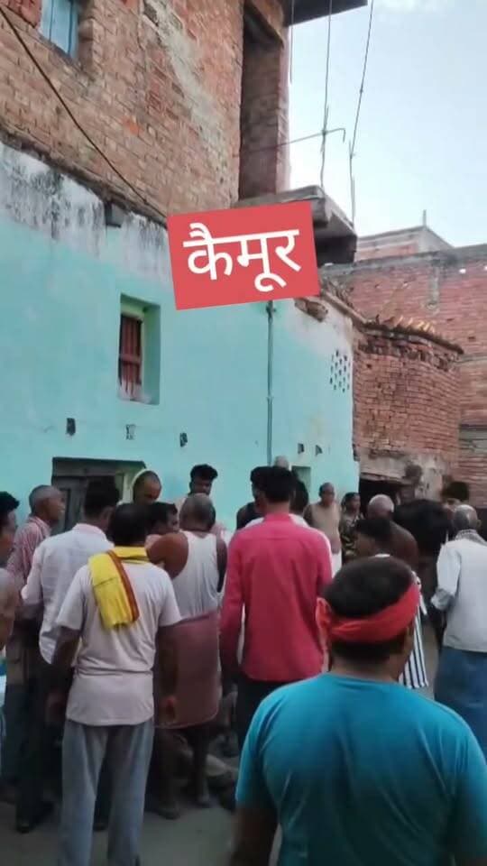 ऐसे कौन पिटाई करता है भाई पैट तक उतार दिया, ये वीडियो मोहनिया थाना क्षेत्र के भरकर गाव का है, जो किसी विवाद में मार पीट हो रहा है।