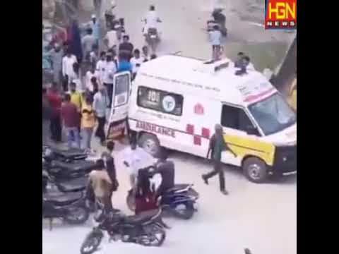 #वाराणसी रामनगर की रामलीला में बेकाबू हुआ हाथी, महावत को पटककर किया घायल,कई दुकानों,मकानों,वाहनों