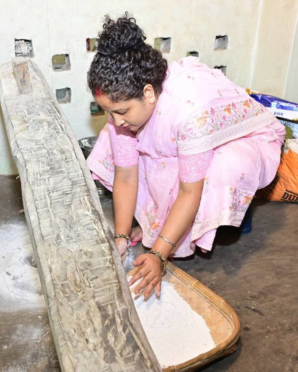अपनी जड़ों और परंपराओं से जुड़ी रहें कल्पना सोरेन, चावल कूटते हुए तस्वीर की साझा
झारखंड के मुख्यमंत्री हेमंत सोरेन की पत्नी और गांडेय विधायक कल्पना सोरेन ने सोशल मीडिया पर अपनी एक तस्वीर साझा की है। तस्वीर में वह पारंपरिक तरीके से चावल कूटती नजर आ रही हैं।
तस्वीर के साथ उन्होंने संदेश दिया कि हमें हमेशा अपनी जड़ों और परंपराओं से जुड़े रहना चाहिए। उनका यह संदेश अपनी संस्कृति, परंपरा और ग्रामीण जीवन से जुड़े रहने की अहमियत को दर्शाता है।
कल्पना सोरेन की यह तस्वीर झारखंड की पारंपरिक जीवनशैली और सांस्कृतिक विरासत की याद दिलाती है।
लोकतंत्र भारत | सच की आवाज़, जनता के साथ।
#KalpanaSoren #HemantSoren #Jharkhand #JharkhandCulture #TraditionalLife #AdivasiCulture #JharkhandNews #ViralNews #LoktantraBharat