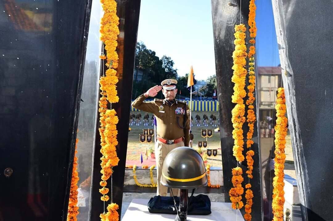 *“शहीदों का बलिदान हमारी प्रेरणा, उनकी विरासत हमारी जिम्मेदारी”: हिमाचल प्रदेश पुलिस ने शहीदों को दी भावभीनी श्रद्धांजलि*
*भराड़ी पुलिस मैदान में पुलिस स्मृति दिवस समारोह; डीजीपी अशोक तिवारी ने किया नेतृत्व*
शिमला, 21 अक्टूबर 2026:
हिमाचल प्रदेश पुलिस ने बुधवार को पुलिस मैदान, भराड़ी, शिमला में पुलिस स्मृति दिवस पूरे सम्मान और गंभीरता के साथ मनाया। इस अवसर पर नागरिकों के जीवन, सम्मान और सुरक्षा की रक्षा करते हुए कर्तव्य की वेदी पर सर्वोच्च बलिदान देने वाले वीर पुलिस जवानों को भावभीनी श्रद्धांजलि अर्पित की गई।
समारोह का नेतृत्व हिमाचल प्रदेश के पुलिस महानिदेशक श्री अशोक तेवारी, आईपीएस ने किया। समारोह में राज्य पुलिस के वरिष्ठ अधिकारी तथा विभिन्न इकाइयों के अधिकारी एवं जवान उपस्थित रहे।
हिमाचल प्रदेश के माननीय राज्यपाल ने अपने संदेश में पुलिस शहीदों को नमन करते हुए कानून-व्यवस्था बनाए रखने और राष्ट्र की सुरक्षा सुनिश्चित करने के लिए अनेक बार व्यक्तिगत जोखिम उठाकर कर्तव्य निभाने वाले पुलिसकर्मियों के साहस एवं समर्पण को सराहा। उन्होंने देश की सेवा में अपने प्रियजनों को खोने वाले पुलिस शहीदों के परिवारों के त्याग और धैर्य को भी नमन किया।
हिमाचल प्रदेश के माननीय मुख्यमंत्री श्री सुखविंदर सिंह सुक्खू ने अपने संदेश में कर्तव्य निर्वहन के दौरान प्राण न्योछावर करने वाले वीर पुलिस जवानों को श्रद्धांजलि अर्पित की। उन्होंने कहा कि शहीदों का बलिदान सदैव प्रेरणा का स्रोत रहेगा। उन्होंने प्रत्येक नागरिक की सुरक्षा एवं कल्याण के लिए पेशेवर, संवेदनशील, उत्तरदायी और जनहितैषी पुलिस बल की आवश्यकता पर बल दिया तथा पुलिस शहीदों के परिवारों के साहस और संघर्ष को नमन किया।
समारोह में सशस्त्र सलामी के साथ औपचारिक परेड, पुलिस शहीदों के नामों का वाचन, पुष्पचक्र अर्पित करना तथा दो मिनट का मौन रखा गया। शहीदों के नामों का वाचन होते समय उपस्थित लोगों ने न केवल उनके अदम्य साहस और बलिदान को याद किया, बल्कि उन परिवारों और प्रियजनों को भी स्मरण किया, जिन्हें वे पीछे छोड़ गए।
“हर शहीद के नाम के पीछे साहस की एक पूरी कहानी है”
शहीदों को श्रद्धांजलि अर्पित करते हुए डीजीपी श्री अशोक तिवारी ने कहा:
“आज हम जिन नामों को याद कर रहे हैं, उनमें से प्रत्येक के पीछे साहस से भरा एक जीवन, अपूरणीय क्षति सहने वाला एक परिवार और ऐसा बलिदान है जिसकी भरपाई कभी नहीं की जा सकती। इन वीरों ने केवल वर्दी नहीं पहनी, बल्कि उसके सर्वोच्च आदर्शों को अपने जीवन में उतारा और जब कर्तव्य ने पुकारा, तो दूसरों की सुरक्षा के लिए अपने प्राण तक न्योछावर कर दिए।”
डीजीपी ने पुलिस शहीदों के परिवारों को विशेष रूप से नमन करते हुए कहा कि राष्ट्र अपने वीरों को गर्व और सम्मान के साथ याद करता है, लेकिन उनके परिवार हर दिन उनके न होने का दर्द जीते हैं। उन्होंने कहा कि पुलिस शहीदों के परिवारों का कल्याण, सम्मान और गरिमा पुलिस संगठन की सर्वोच्च प्राथमिकताओं में सदैव शामिल रहना चाहिए।
10 CRPF जवानों के बलिदान की स्मृति से जुड़ा है पुलिस स्मृति दिवस
देशभर में प्रत्येक वर्ष 21 अक्टूबर को पुलिस स्मृति दिवस मनाया जाता है। यह दिवस वर्ष 1959 में लद्दाख के हॉट स्प्रिंग्स में चीनी सैनिकों के घात लगाकर किए गए हमले में शहीद हुए 10 सीआरपीएफ जवानों की स्मृति में मनाया जाता है। बाद में यह दिवस राष्ट्र की सेवा में सर्वोच्च बलिदान देने वाले सभी पुलिसकर्मियों की स्मृति और सम्मान का प्रतीक बन गया।
हम अपने शहीदों को केवल इस लिए याद नहीं करते कि उन्होंने कैसे प्राण न्योछावर किए, बल्कि इसलिए भी कि वे किस उद्देश्य के लिए जिए—दूसरों की सुरक्षा, वर्दी की गरिमा और राष्ट्र के सम्मान के लिए।
उनका बलिदान हमारी प्रेरणा है।
उनके परिवार हमारी जिम्मेदारी हैं।
उनका अधूरा कर्तव्य हमारी निरंतर प्रतिबद्धता है।
जय हिंद!
जय हिमाचल!