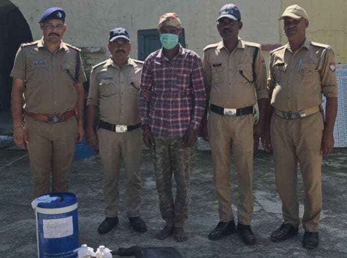 केलाखेड़ा पुलिस की कार्रवाई, 70 लीटर अवैध कच्ची शराब के साथ एक गिरफ्तार
बेरिया दौलत चौकी पुलिस ने चेकिंग के दौरान की कार्रवाई, ट्यूब और प्लास्टिक के गैलन में रखी थी शराब
केलाखेड़ा, ऊधम सिंह नगर।
जनपद ऊधम सिंह नगर में अवैध मादक पदार्थों की तस्करी के खिलाफ चलाए जा रहे अभियान के तहत थाना केलाखेड़ा पुलिस को सफलता मिली है। बेरिया दौलत चौकी पुलिस ने 70 लीटर अवैध कच्ची शराब के साथ एक युवक को गिरफ्तार किया है।
पुलिस से प्राप्त जानकारी के अनुसार, दिनांक 20 अक्टूबर 2026 को चौकी बेरिया दौलत पुलिस क्षेत्र में गश्त, संदिग्ध व्यक्तियों एवं वाहनों की चेकिंग तथा अवैध गतिविधियों की रोकथाम कर रही थी। इसी दौरान पुलिस ने आकाश सिंह (25 वर्ष), पुत्र भजन सिंह, निवासी मडैय्या हट्टू, थाना केलाखेड़ा, जनपद ऊधम सिंह नगर को पकड़ा।
पुलिस के मुताबिक, आरोपी के कब्जे से एक काले रंग की ट्यूब और एक प्लास्टिक के गैलन में रखी लगभग 70 लीटर अवैध कच्ची शराब बरामद हुई। इसके बाद पुलिस ने आरोपी को गिरफ्तार कर लिया।
यह कार्रवाई वरिष्ठ पुलिस अधीक्षक ऊधम सिंह नगर के नेतृत्व में चलाए जा रहे अभियान के तहत पुलिस अधीक्षक काशीपुर, क्षेत्राधिकारी बाजपुर के निर्देशन तथा थानाध्यक्ष के पर्यवेक्षण में की गई।
कार्रवाई करने वाली पुलिस टीम
1. मनीष खत्री — थानाध्यक्ष, थाना केलाखेड़ा
2. उपनिरीक्षक मनोज जलाल — प्रभारी चौकी बेरिया दौलत
3. अपर उपनिरीक्षक मुकेश चन्द्र
4. हेड कांस्टेबल वीरेन्द्र चन्द्र
5. कांस्टेबल उमेश सिंह
पुलिस की इस कार्रवाई को क्षेत्र में अवैध शराब की रोकथाम के लिए चलाए जा रहे अभियान का हिस्सा बताया गया है।
रिपोर्टर — रक्षपाल सिंह
R News Uttarakhand — आपकी आवाज़, आपकी खबर