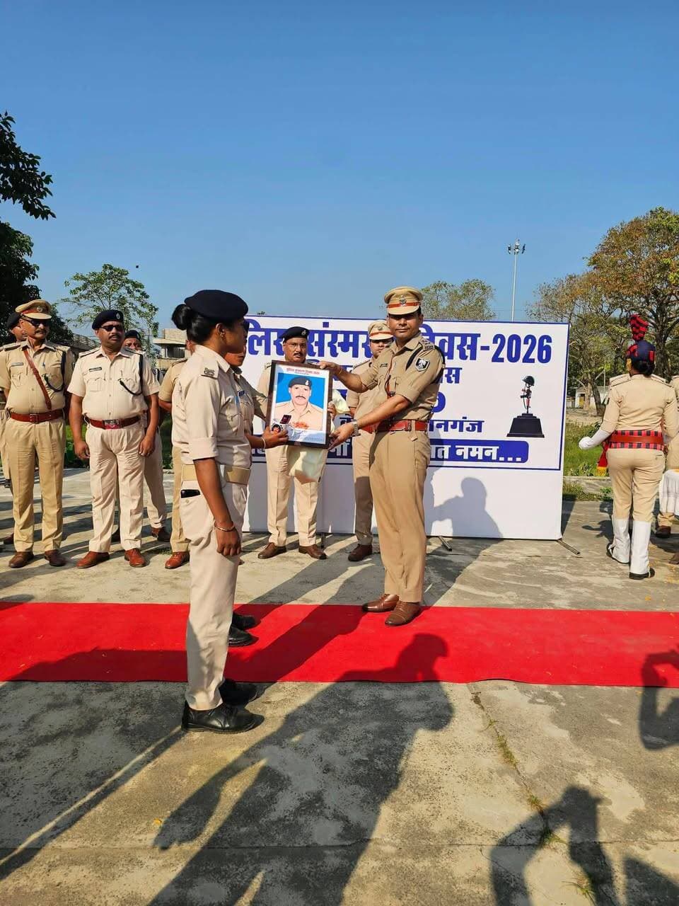 पुलिस संस्मरण दिवस के अवसर पर संतोष कुमार, पुलिस अधीक्षक, किशनगंज के नेतृत्व में पुलिस केंद्र, किशनगंज में पुलिस संस्मरण दिवस परेड का आयोजन किया गया। इस अवसर पर किशनगंज जिला के पुलिस पदाधिकारियों एवं कर्मियों द्वारा कर्तव्य निर्वहन के दौरान अपने प्राणों का सर्वोच्च बलिदान देने वाले वीर शहीद पुलिसकर्मियों को सलामी अर्पित की गई तथा माल्यार्पण कर उन्हें भावभीनी श्रद्धांजलि दी गई।
इस अवसर पर देश की आंतरिक सुरक्षा, शांति एवं विधि-व्यवस्था बनाए रखने हेतु अपने प्राणों की आहुति देने वाले वीर पुलिसकर्मियों के अदम्य साहस, वीरता, कर्तव्यनिष्ठा एवं राष्ट्र के प्रति समर्पण को स्मरण करते हुए उनके सर्वोच्च बलिदान को नमन किया गया।
राष्ट्र एवं समाज की सुरक्षा के लिए अपने प्राण न्योछावर करने वाले वीर शहीद पुलिसकर्मियों का त्याग, शौर्य एवं बलिदान सदैव अविस्मरणीय रहेगा। उनका अदम्य साहस, कर्तव्य के प्रति अटूट निष्ठा एवं राष्ट्रसेवा का जज्बा आने वाली पीढ़ियों को सदैव प्रेरित करता रहेगा।
किशनगंज पुलिस — वीर शहीदों को शत्-शत् नमन।
आपका बलिदान अमर है, आपकी स्मृति सदैव हमारे हृदय में जीवंत रहेगी।
