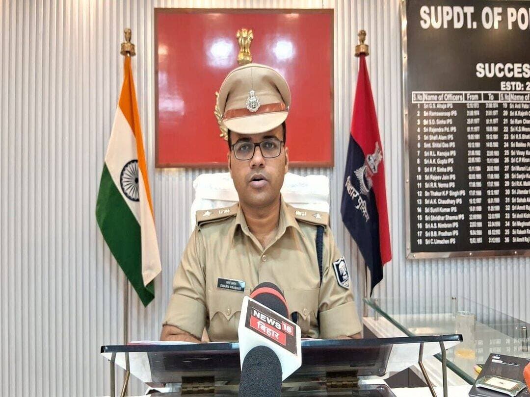 मोतिहारी में बेखौफ चोरों का तांडव,मंदिर का ताला काट गणेश जी का मुकुट उड़ाया, ड्यूटी में लापरवाही पर भड़के एसपी स्वर्ण प्रभात, गश्ती दल और बाइक पार्टी दोनों को किया निलंबित
मोतिहारी। नगर थाना क्षेत्र में चोरों के दुस्साहस और पुलिसकर्मियों की घोर लापरवाही का एक बड़ा मामला सामने आया है। बेखौफ अपराधियों ने एक प्रसिद्ध मंदिर को निशाना बनाते हुए मुख्य गेट का ताला काटकर चोरी की सनसनीखेज वारदात को अंजाम दिया। शातिर चोरों ने मंदिर में स्थापित भगवान श्री गणेश का कीमती मुकुट उड़ा लिया, जबकि साईं बाबा की छतरी, दानपेटी और चरण पादुका सुरक्षित बच गई। वारदात के वक्त मंदिर के पुजारी अंदर ही सोए हुए थे, जिन्हें घटना की भनक तक नहीं लगी। वहीं, मंदिर परिसर का सीसीटीवी कैमरा भी पिछले करीब डेढ़ महीने से खराब पड़ा था, जिसका फायदा उठाकर चोरों ने वारदात को अंजाम दिया। घटनास्थल की सीढ़ियों पर ताला काटने में प्रयुक्त खनती भी बरामद हुई है।
इस गंभीर मामले की जानकारी मिलते ही मोतिहारी पुलिस कप्तान स्वर्ण प्रभात ने बेहद कड़ा और त्वरित एक्शन लिया है। कानून-व्यवस्था और रात्रि सुरक्षा में कोताही बरतने वाले पुलिसकर्मियों पर गाज गिराते हुए एसपी ने मौके पर तैनात संबंधित गश्ती दल और बाइक पार्टी दोनों को तत्काल प्रभाव से निलंबित कर दिया है। कप्तान ने दोटूक संदेश दिया है कि आमजन और धार्मिक स्थलों की सुरक्षा में किसी भी स्तर पर बरती गई लापरवाही कतई बर्दाश्त नहीं की जाएगी।
जिले के तेजतर्रार पुलिस कप्तान के कड़े निर्देश के बाद पूरा महकमा हरकत में आ गया है। मामले की तह तक पहुंचने और अपराधियों की शीघ्र गिरफ्तारी के लिए घटनास्थल पर डॉग स्क्वॉड और फॉरेंसिक की टीम को रवाना कर दिया गया है। नगर थाना पुलिस के साथ-साथ विशेष तकनीकी टीम मंदिर के आसपास के इलाके और मुख्य मार्गों पर लगे निजी व प्रशासनिक सीसीटीवी कैमरों के फुटेज खंगाल रही है। पुलिस अधिकारियों का कहना है कि वैज्ञानिक साक्ष्यों के आधार पर बहुत जल्द इस गिरोह को बेनकाब कर सलाखों के पीछे भेजा जाएगा।
Motihari Police Bihar Police