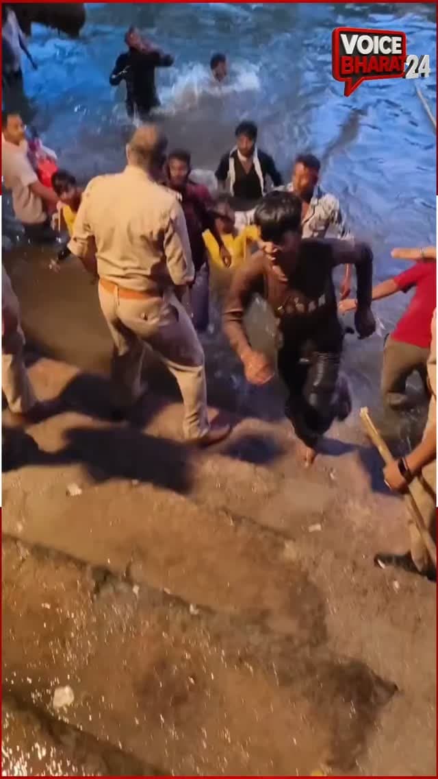 बाराबंकी में विसर्जन के दौरान बवाल, दरोगा पर श्रद्धालुओं को पीटने का आरोप!
बाराबंकी के माती थाना क्षेत्र में दुर्गा प्रतिमा विसर्जन के दौरान SI विष्णु शर्मा पर श्रद्धालुओं को थप्पड़ और लात मारने का आरोप लगा है। घटना का वीडियो वायरल होने के बाद पुलिस के व्यवहार पर सवाल उठ रहे हैं।
#Voicebharat24 #barabanki