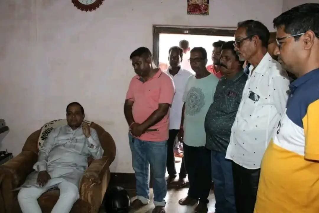 🕊️ ମାତୃ ବିୟୋଗରେ ଶୋକସନ୍ତପ୍ତ ପରିବାରକୁ ମନ୍ତ୍ରୀଙ୍କ ସମବେଦନା
ଢେଙ୍କାନାଳ: ମାତୃ ବିୟୋଗର ଦୁଃଖରେ ଥିବା ମହିମା ମଣ୍ଡଳର ପୂର୍ବତନ ସଭାପତି, ଯୋରନ୍ଦା ଗ୍ରାମ ପଞ୍ଚାୟତର ସମିତି ସଭ୍ୟ ତଥା କର୍ମଠ ଓ ନିଷ୍ଠାପର ସହଯୋଗୀ ଶ୍ରୀ ପ୍ରତ୍ୟୁଷ ହରି ପ୍ରଧାନଙ୍କ ବାସଭବନରେ ପହଞ୍ଚି ତାଙ୍କ ପରିବାରକୁ ଗଭୀର ସମବେଦନା ଜଣାଇଛନ୍ତି ମନ୍ତ୍ରୀ ଶ୍ରୀ କୃଷ୍ଣ ଚନ୍ଦ୍ର ପାତ୍ର।
ଏହି ଦୁଃଖଦ ସମୟରେ ମନ୍ତ୍ରୀ ଶୋକସନ୍ତପ୍ତ ପରିବାରକୁ ସାନ୍ତ୍ୱନା ଦେବା ସହ ଦିବଂଗତ ଆତ୍ମାଙ୍କ ସଦ୍ଗତି କାମନା କରିଛନ୍ତି।
ପ୍ରଭୁ ଶ୍ରୀ ଚନ୍ଦ୍ରଶେଖର ଦିବଂଗତ ଆତ୍ମାଙ୍କୁ ନିଜ ଶ୍ରୀଚରଣରେ ସ୍ଥାନ ଦେବା ସହ ଶୋକସନ୍ତପ୍ତ ପରିବାରକୁ ଏହି ଅପୂରଣୀୟ କ୍ଷତି ସହିବା ପାଇଁ ଅସୀମ ଧୈର୍ଯ୍ୟ, ସାହସ ଓ ମନୋବଳ ପ୍ରଦାନ କରନ୍ତୁ।
🙏 ଓଁ ଶାନ୍ତି।
#NewsOdiaOdisha #Dhenkanal #Joranda #KrushnaChandraPatra #OmShanti
