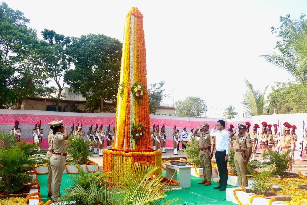 आज २१ ऑक्टोबर रोजी कर्तव्यावर असताना दिवंगत झालेल्या पोलीस अधिकारी व अंमलदार यांना पोलीस मुख्यालय, सोलापूर शहर येथे मा. श्री. सचिन ओंबासे सो, आयुक्त महानगरपालिका, सोलापूर यांच्या प्रमुख उपस्थितीत मानवंदना देण्यात आली.
यावेळी पोलीस आयुक्त मा. श्री. एम. राज कुमार सो, पोलीस अधीक्षक श्री. अतुल कुलकर्णी, डॉ. दीपाली काळे मॅडम, समादेशक, रा.रा.पोलीस बल गट क्र.१० सोलापूर, श्री. विजयकुमार चव्हाण, प्राचार्य, पोलीस प्रशिक्षण केंद्र, सोलापूर, पोलीस उपायुक्त प्रीतम यावलकर, डॉ. अश्विनी पाटील मॅडम, अपर पोलीस अधीक्षक विजय कबाडे, यांच्यासह इतर वरिष्ठ पोलीस अधिकारी अंमलदार व नागरिक उपस्थित होते.