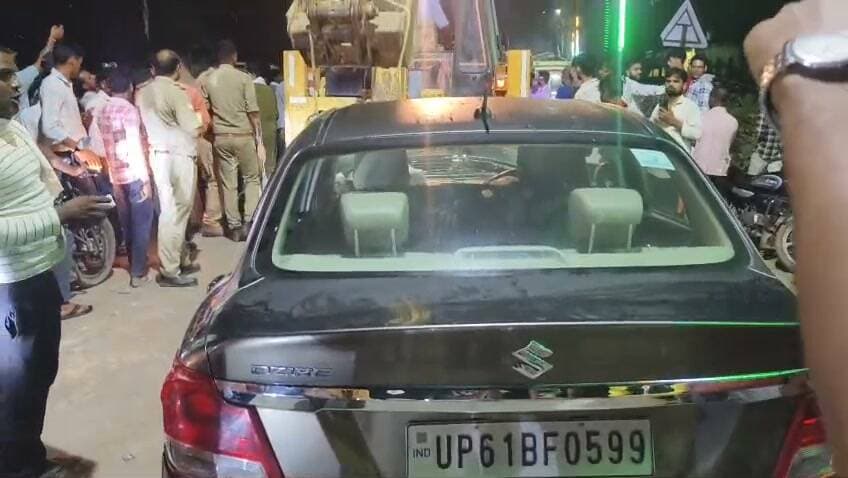 रात्रि मोहम्मदाबाद में भीषण सड़क हादसा: तेज रफ्तार कार ने 6 लोगों को रौंदा; दो की हालत गंभीर
गाजीपुर:
मंगलवार शाम मोहम्मदाबाद थाना क्षेत्र में एक दर्दनाक सड़क हादसा पेश आया, जहां अष्ट शहीद इंटर कॉलेज के सामने एक तेज रफ्तार स्विफ्ट डिजायर कार ने अनियंत्रित होकर सड़क किनारे चल रहे 6 लोगों को जोरदार टक्कर मार दी। इस भीषण हादसे में कुल सात लोग घायल हो गए, जिनमें कार सवार या चपेट में आए अन्य लोग शामिल हो सकते हैं।
प्रत्यक्षदर्शियों के मुताबिक, कार गाजीपुर से भरौली की तरफ बेहद तेज रफ्तार में जा रही थी। टक्कर इतनी जबरदस्त थी कि मौके पर चीख-पुकार मच गई।
जिला अस्पताल रेफर
घटना की सूचना मिलते ही स्थानीय पुलिस मौके पर पहुंची और स्थानीय लोगों की मदद से सभी घायलों को तुरंत नजदीकी स्वास्थ्य केंद्र पहुंचाया गया। वहां से प्राथमिक उपचार के बाद सभी घायलों को गंभीर हालत में जिला अस्पताल रेफर कर दिया गया है। डॉक्टरों के अनुसार, घायलों में दो लोगों की हालत बेहद नाजुक बनी हुई है।
घायलों का विवरण
इस हादसे में घायल हुए लोगों की पहचान इस प्रकार है:
अजय (47 वर्ष) और चंदा देवी (45 वर्ष) – निवासी: मो. तिवारीपुर, हरिपुर
महताब अंसारी (27 वर्ष) और शमशाद (35 वर्ष) – निवासी: मानिय मिर्जापुर
ममतीइंद्रजीत – (यह दोनों, नंबर 5 और 6, सबसे ज्यादा गंभीर रूप से घायल हैं)
Mmjआशीष कुमार राय (पुत्र: अशोक राय) – निवासी: बीरपुर
पुलिस ने मामले की जांच शुरू कर दी है और फरार वाहन व चालक की तलाश की जा रही है।
बेकाबू कार ने आधा दर्जन लोगों को रौंदा, सभी की हालत गंभीर
गाजीपुर ।बेकाबू स्विफ्ट डिजायर कार ने मंगलवार देर रात करीब 9 बजे मुहम्मदाबाद कोतवाली क्षेत्र के इंटर कॉलेज के पास नेशनल हाईवे 31 के किनारे खड़े आधा दर्जन लोगों को जोरदार टक्कर मारी जिससे सभी लोग बुरी तरह से घायल हो गए घटना के बाद मौके पर अपरा तफरी मच गई तथा लोगों ने चालक को पड़कर मारना पीटना प्रारंभ कर दिए वही मौके पर सूचना पाकर पहुंची कोतवाली पुलिस ने घायलों का उपचार सामुदायिक स्वास्थ्य केंद्र मोहम्मदाबाद में कराया जहां डॉक्टरों ने उनकी हालत नाजुक बताते हुए जिला मुख्यालय पर रेफर कर दिया मौके पर पहुंचे कोतवाल विजय प्रताप सिंह ने बताया कि चालक आशीष कुमार राय जो भावरकोल थाना क्षेत्र के वीरपुर गांव का निवासी है। वह मुहम्मदाबाद की तरफ से अपने गांव वीरपुर जा रहा था कि यह हादसा हो गया गाड़ी एवं चालक को पुलिस अपने कब्जे में ले लिया है सभी घायल स्थानीय निवासी बताए जा रहे हैं।
तेज रफ्तार डिजायर कार ने आधा दर्जन लोगों में मारी टक्कर, दो अत्यंत गंभीर
मुहम्मदाबाद कोतवाली इलाके के नोनिया पूरा स्थित राष्ट्रीय राजमार्ग 31 पर मंगलवार की रात्रि 9 बजे के करीब एक बेकाबू स्विफ्ट डिजायर ने एक ठेला वाला सहित कई लोगों में जोरदार टक्कर मार दिया। इस टक्कर में तिवारीपुर गांव निवासी अजय कुमार (47), चंदादेवी (45), भांवरकोल इलाके मनिया मिर्जाबाद निवासी महताब अंसारी इस्माइल अंसारी गंभीर रूप से घायल है । वहीं अमली और इंद्रजीत अत्यंत गंभीर घायल है से बताये जा रहे हैं ।स्विफ्ट डिजायर कार चालक की पहचान आशीष कुमार राय पुत्र(30) अशोक राय निवासी वीरपुर क्षेत्र भागलपुर के रूप में हुई है वह भी घायल बताए जा रहा है ।सभी घायलों को अस्पताल पुलिस की सहायता से भेजा गया है ।इस मामले में और जानकारी जुटा जा रही है फिलहाल आप इतना ही जानकारी प्राप्त सेवा में संदर्भित है।
मेले से छोले चाट बेच कर जा रहे ठेले वाले को कार चालक ने मारा जोदार टक्कर
कार को पुलिस ने JCB के जरिए उठा कर थाने ले गई। आगे की कार्यवाही पुलिस प्रशासन द्वारा किया जा रहा है। वहां मौजूद गुस्साये ग्रामीणों ने NH 31 को जाम करने लगे लेकिन मोहम्मदाबाद थाना प्रभारी विजय प्रताप सिंह ने समझा बुझा कर शांत कराया।