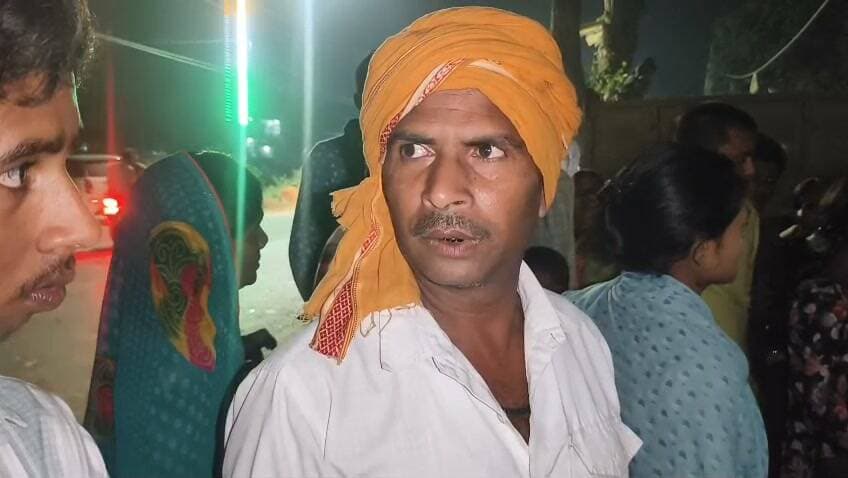 रात्रि मोहम्मदाबाद में भीषण सड़क हादसा: तेज रफ्तार कार ने 6 लोगों को रौंदा; दो की हालत गंभीर
गाजीपुर:
मंगलवार शाम मोहम्मदाबाद थाना क्षेत्र में एक दर्दनाक सड़क हादसा पेश आया, जहां अष्ट शहीद इंटर कॉलेज के सामने एक तेज रफ्तार स्विफ्ट डिजायर कार ने अनियंत्रित होकर सड़क किनारे चल रहे 6 लोगों को जोरदार टक्कर मार दी। इस भीषण हादसे में कुल सात लोग घायल हो गए, जिनमें कार सवार या चपेट में आए अन्य लोग शामिल हो सकते हैं।
प्रत्यक्षदर्शियों के मुताबिक, कार गाजीपुर से भरौली की तरफ बेहद तेज रफ्तार में जा रही थी। टक्कर इतनी जबरदस्त थी कि मौके पर चीख-पुकार मच गई।
जिला अस्पताल रेफर
घटना की सूचना मिलते ही स्थानीय पुलिस मौके पर पहुंची और स्थानीय लोगों की मदद से सभी घायलों को तुरंत नजदीकी स्वास्थ्य केंद्र पहुंचाया गया। वहां से प्राथमिक उपचार के बाद सभी घायलों को गंभीर हालत में जिला अस्पताल रेफर कर दिया गया है। डॉक्टरों के अनुसार, घायलों में दो लोगों की हालत बेहद नाजुक बनी हुई है।
घायलों का विवरण
इस हादसे में घायल हुए लोगों की पहचान इस प्रकार है:
अजय (47 वर्ष) और चंदा देवी (45 वर्ष) – निवासी: मो. तिवारीपुर, हरिपुर
महताब अंसारी (27 वर्ष) और शमशाद (35 वर्ष) – निवासी: मानिय मिर्जापुर
ममतीइंद्रजीत – (यह दोनों, नंबर 5 और 6, सबसे ज्यादा गंभीर रूप से घायल हैं)
Mmjआशीष कुमार राय (पुत्र: अशोक राय) – निवासी: बीरपुर
पुलिस ने मामले की जांच शुरू कर दी है और फरार वाहन व चालक की तलाश की जा रही है।
बेकाबू कार ने आधा दर्जन लोगों को रौंदा, सभी की हालत गंभीर
गाजीपुर ।बेकाबू स्विफ्ट डिजायर कार ने मंगलवार देर रात करीब 9 बजे मुहम्मदाबाद कोतवाली क्षेत्र के इंटर कॉलेज के पास नेशनल हाईवे 31 के किनारे खड़े आधा दर्जन लोगों को जोरदार टक्कर मारी जिससे सभी लोग बुरी तरह से घायल हो गए घटना के बाद मौके पर अपरा तफरी मच गई तथा लोगों ने चालक को पड़कर मारना पीटना प्रारंभ कर दिए वही मौके पर सूचना पाकर पहुंची कोतवाली पुलिस ने घायलों का उपचार सामुदायिक स्वास्थ्य केंद्र मोहम्मदाबाद में कराया जहां डॉक्टरों ने उनकी हालत नाजुक बताते हुए जिला मुख्यालय पर रेफर कर दिया मौके पर पहुंचे कोतवाल विजय प्रताप सिंह ने बताया कि चालक आशीष कुमार राय जो भावरकोल थाना क्षेत्र के वीरपुर गांव का निवासी है। वह मुहम्मदाबाद की तरफ से अपने गांव वीरपुर जा रहा था कि यह हादसा हो गया गाड़ी एवं चालक को पुलिस अपने कब्जे में ले लिया है सभी घायल स्थानीय निवासी बताए जा रहे हैं।
तेज रफ्तार डिजायर कार ने आधा दर्जन लोगों में मारी टक्कर, दो अत्यंत गंभीर
मुहम्मदाबाद कोतवाली इलाके के नोनिया पूरा स्थित राष्ट्रीय राजमार्ग 31 पर मंगलवार की रात्रि 9 बजे के करीब एक बेकाबू स्विफ्ट डिजायर ने एक ठेला वाला सहित कई लोगों में जोरदार टक्कर मार दिया। इस टक्कर में तिवारीपुर गांव निवासी अजय कुमार (47), चंदादेवी (45), भांवरकोल इलाके मनिया मिर्जाबाद निवासी महताब अंसारी इस्माइल अंसारी गंभीर रूप से घायल है । वहीं अमली और इंद्रजीत अत्यंत गंभीर घायल है से बताये जा रहे हैं ।स्विफ्ट डिजायर कार चालक की पहचान आशीष कुमार राय पुत्र(30) अशोक राय निवासी वीरपुर क्षेत्र भागलपुर के रूप में हुई है वह भी घायल बताए जा रहा है ।सभी घायलों को अस्पताल पुलिस की सहायता से भेजा गया है ।इस मामले में और जानकारी जुटा जा रही है फिलहाल आप इतना ही जानकारी प्राप्त सेवा में संदर्भित है।
मेले से छोले चाट बेच कर जा रहे ठेले वाले को कार चालक ने मारा जोदार टक्कर
कार को पुलिस ने JCB के जरिए उठा कर थाने ले गई। आगे की कार्यवाही पुलिस प्रशासन द्वारा किया जा रहा है। वहां मौजूद गुस्साये ग्रामीणों ने NH 31 को जाम करने लगे लेकिन मोहम्मदाबाद थाना प्रभारी विजय प्रताप सिंह ने समझा बुझा कर शांत कराया।