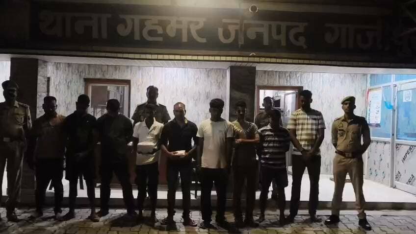 #गहमर पुलिस की कार्रवाई, जुआ खेलते 9 अभियुक्त गिरफ्तार; ₹4,220 नकद और ताश के 8 बंडल बरामद
गाजीपुर। जनपद में अपराध एवं आपराधिक गतिविधियों पर अंकुश लगाने के लिए चलाए जा रहे अभियान के तहत थाना गहमर पुलिस को सफलता मिली है। पुलिस ने जुआ खेलने के मामले में 9 अभियुक्तों को गिरफ्तार किया है। मौके से जुआ फड़ पर रखे ₹4,220 नकद और ताश के 8 बंडल बरामद किए गए।
पुलिस कार्रवाई का विवरण
प्राप्त जानकारी के अनुसार, दिनांक 20 अक्टूबर 2026 को उपनिरीक्षक सत्येन्द्र सिंह चंदेल पुलिस टीम के साथ क्षेत्र में भ्रमणशील थे। इस दौरान संदिग्ध व्यक्तियों एवं वाहनों की चेकिंग तथा अपराधों की रोकथाम के क्रम में थाना गहमर क्षेत्र के तेलिया टोला, पकड़ीतर पट्टी, परमा राय क्षेत्र में जुआ खेलने के मामले में कार्रवाई की गई।
पुलिस ने मौके से कुल 9 अभियुक्तों को गिरफ्तार किया। जुआ फड़ से ₹4,220 नकद तथा ताश के 8 बंडल बरामद हुए। प्रत्येक बंडल में 52 पत्ते थे। इसके अतिरिक्त गिरफ्तार अभियुक्तों की जामा तलाशी में ₹1,200 की अलग धनराशि भी बरामद की गई।
गहमर पुलिस की इस कार्रवाई को क्षेत्र में अवैध गतिविधियों पर अंकुश लगाने के अभियान के तहत महत्वपूर्ण सफलता माना जा रहा है।
नोट: उपलब्ध प्रेस नोट का अंतिम हिस्सा अधूरा है। अभियुक्तों के नाम, संबंधित धाराओं और आगे की कानूनी कार्रवाई का विवरण मिलने पर खबर को पूरी तरह अपडेट किया जा सकता है।