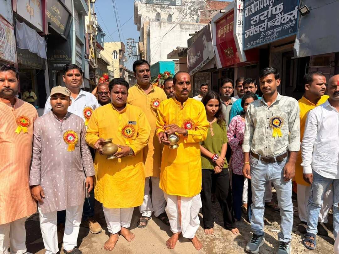 तिलहर/शाहजहांपुर
====
पग्धार शोभायात्रा में
उमड़े हजारों श्रद्धालु।
=====
विवेक शर्मा (अंशु)
मां दुर्गा के नौ स्वरूप के साथ पग्धार शोभा यात्रा धूमधाम के साथ निकाली गई।शोभायात्रा में महिलाएं कलश लेकर तथा हजारों श्रद्धालु शामिल हुए।
नगर के मोहल्ला बहादुरगंज स्थित देव स्थान मंदिर से वार्षिक मां दुर्गा पग्धार यात्रा पूजा कमेटी की देखरेख में निकाली गई।शोभायात्रा में भगवान शिव की भस्म आरती,भगवान गणेश,मां दुर्गा के नौ स्वरूप विशेष आकर्षण आकर्षक का केंद्र रहे।शोभा यात्रा के दौरान रास्ते में पड़ने वाले सभी मंदिरों पर भक्तों ने जलधार छोड़कर प्रार्थना की और माता रानी के जयकारे लगाए।शोभायात्रा का जगह जगह भक्तों द्वारा पुष्प वर्षा कर स्वागत किया गया।नगर के तमाम मोहल्लों से होते हुए शोभायात्र देवस्थान मंदिर पर आकर संपन्न हुई।
मंदिर परिसर में मां दुर्गा का हवन पूजन हुआ,जिसमें भक्तों ने आहुतियां देकर मनौतियां मांगी और देर रात तक भंडारा चला।इस दौरान सौरभ गुप्ता रवि,सभासद सत्येंद्र सिंह,राम सुशील प्रजापति,सुभाष शुक्ला,बीके दीक्षित,उमाशंकर तिवारी,कृष्ण मुरारी कुशवाहा,कन्हैयालाल कश्यप,रामनिवास मौर्या,शेरबहादुर कुशवाहा,सचिन राठौर आदि आयोजन में मौजूद रहे।
सुरक्षा मद्देनजर कोतवाली प्रभारी प्रभाष चंद्र भारी पुलिस बल सहित शोभायात्रा संपन्न होने तक मौजूद रहे।