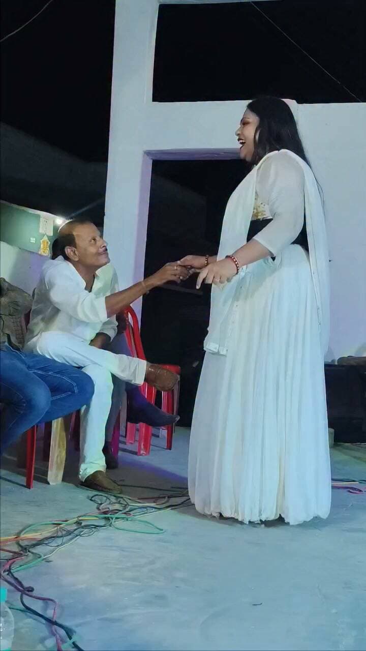 बाबा के जोश के आगे कुर्सी धराशायी,
नर्तकी भी रह गई देखती, चेहरे पर छाई उदासी! 😂🔥
#BiharNews #flowers #shortsvideos