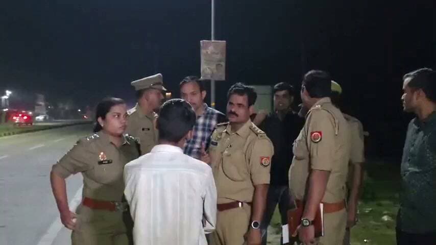 UP- उन्नाव में एक युवक की लाश बक्से में बंद मिली है. युवक के शव पर गंभीर चोटों के निशान है. सूत्रो के अनुसार- एक छोटे ट्रांसपोर्ट वाहन से इस बक्से को हाइवे तक लाया गया और हत्यारे उसे सड़क पर फैंककर फरार हो गये.
करीब 2 घंटे तक यह बक्सा हाईवे पर पड़ा रहा.