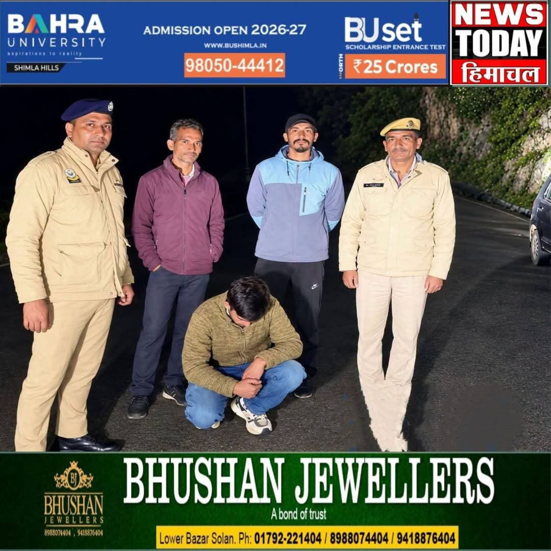 मंडी में नशे के खिलाफ पुलिस की बड़ी कार्रवाई, 161 ग्राम चरस के साथ बाइक सवार गिरफ्तार
पद्धर। मंडी जिले के पद्धर उपमंडल में पुलिस ने नशे के खिलाफ कार्रवाई करते हुए 161 ग्राम चरस बरामद की है। टिक्कन पुलिस चौकी की टीम ने घटासणी-बरोट मार्ग पर फियुनगलू के पास नाकाबंदी के दौरान एक बाइक सवार को पकड़ा।
जानकारी के अनुसार, मुख्य आरक्षी अशोक कुमार के नेतृत्व में पुलिस टीम वाहनों की जांच कर रही थी। इसी दौरान एक बाइक सवार पुलिस नाके को देखकर घबरा गया और बाइक पीछे रोककर अपनी जेब से एक पॉलीथीन बैग फेंकने लगा। पुलिस टीम ने तुरंत कार्रवाई करते हुए उसे पकड़ लिया। बैग की तलाशी लेने पर उसमें से 161 ग्राम चरस बरामद हुई।
पुलिस ने आरोपी की पहचान अशोक कुमार निवासी गांव ट्रेंबला, डाकघर लोगनी, तहसील सरकाघाट के रूप में की है। आरोपी के खिलाफ एनडीपीएस एक्ट के तहत मामला दर्ज कर लिया गया है।
पुलिस अब यह पता लगाने में जुटी है कि आरोपी चरस कहां से लाया था और इसकी सप्लाई कहां की जानी थी। मामले में आगामी जांच जारी है।
न्यूज टुडे हिमाचल ब्यूरो
<nis:link nis:type=tag nis:id=newstodayhimachal nis:value=NewsTodayHimachal nis:enabled=true nis:link/> <nis:link nis:type=tag nis:id=mandi nis:value=Mandi nis:enabled=true nis:link/> <nis:link nis:type=tag nis:id=mandipolice nis:value=MandiPolice nis:enabled=true nis:link/> <nis:link nis:type=tag nis:id=himachalpradesh nis:value=HimachalPradesh nis:enabled=true nis:link/> <nis:link nis:type=tag nis:id=ndpsact nis:value=NDPSAct nis:enabled=true nis:link/> <nis:link nis:type=tag nis:id=himachalnews nis:value=HimachalNews nis:enabled=true nis:link/>
