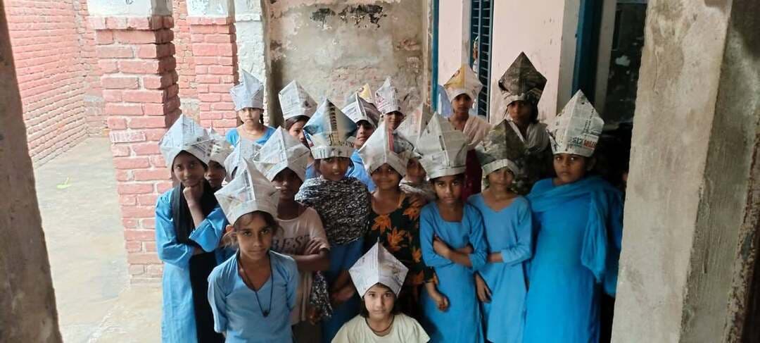 🌟 कबाड़ से कमाल, बच्चों का हुनर बेमिसाल! 🌟
🏫 GGMSPS BICHHOR 🎨 Class 4 | Best Out of Waste Activity ♻️
📰✨ पुराने अखबार से बनाई सुंदर टोपी — बच्चों की रचनात्मकता, कल्पनाशीलता और हुनर का शानदार उदाहरण! 👏
इस गतिविधि के माध्यम से नन्हे विद्यार्थियों ने सीखा कि बेकार समझी जाने वाली वस्तुओं का पुनः उपयोग करके सुंदर और उपयोगी चीजें बनाई जा सकती हैं। ऐसे प्रयास बच्चों में रचनात्मक सोच, आत्मविश्वास और पर्यावरण संरक्षण की भावना को मजबूत करते हैं। 🌱💚
सीख भी, हुनर भी और पर्यावरण संरक्षण भी! 🌍♻️
#GGMSPSBichhor #BestOutOfWaste #Class4 #NewspaperCapMaking #CreativeLearning #LearningByDoing #ArtAndCraft #EcoFriendly #ReduceReuseRecycle #बालरचनात्मकता #निपुणभारत #शिक्षा_से_सृजन #ProudMoment
GGMSPS BICHHOR
Class 4 (Best out of waste activity)
Newspaper Cap Making