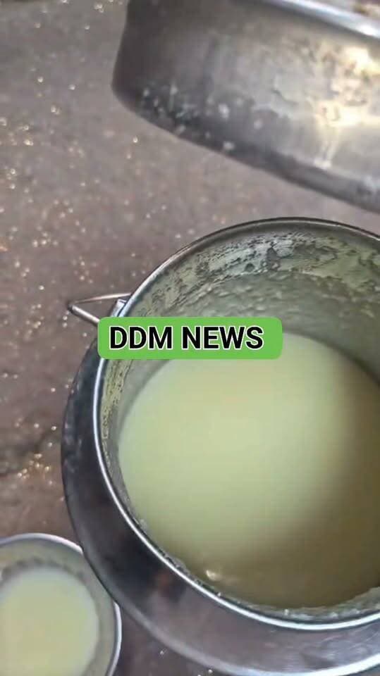 फिरोजाबाद में घी के नाम पर जहर! हाजीपुरा की गली में खुलेआम बिक रहा है, कैमरा देखा तो भागा
फिरोजाबाद। शहर के हाजीपुरा, पुराना रसूलपुर गली नंबर 1, वार्ड 67 खेत वाली गली में घी के नाम पर क्या बेचा जा रहा है देखिए।
एक युवक स्टील के डिब्बे में पीला पदार्थ लेकर गली-गली बेच रहा था। जब पूछा कि ये असली घी है या मिलावटी, सेहत को नुकसान तो नहीं करेगा, तो युवक नाम बताने से भी कतराने लगा और कैमरा बंद कराने लगा।
वीडियो में आप गंदगी देख सकते हैं। त्योहारों पर यही घी लोगों के घरों में पहुंच रहा है।
खाद्य विभाग और प्रशासन से मांग है कि हाजीपुरा क्षेत्र में बिक रहे इस घी की जांच हो।
आपके मोहल्ले में भी ऐसा घी बिक रहा है क्या? कमेंट में बताओ।
#FirozabadBreaking #Hajipura #Rasulpur #FirozabadNews #NakliGhee #DDMNewsFirozabad