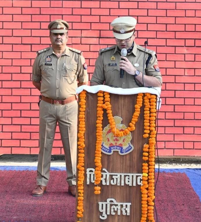 फिरोजाबाद में आंखें नम: SSP ने शहीदों को दी सलामी, पुलिस लाइन में गूंजा शहीदों अमर रहें का नारा
आज 21 अक्टूबर को पुलिस लाइन फिरोजाबाद में पुलिस स्मृति दिवस मनाया गया। SSP आदित्य लांग्हे ने शहीद स्मारक पर पुष्प चक्र अर्पित कर शहीद जवानों को श्रद्धांजलि दी।
21 अक्टूबर 1959 को लद्दाख के हॉट स्प्रिंग में चीनी सैनिकों के हमले में CRPF के 10 जवान शहीद हुए थे। उसी याद में हर साल ये दिन मनाया जाता है।
SSP ने DGP का संदेश पढ़ा और पिछले एक साल में ड्यूटी के दौरान जान गंवाने वाले जवानों को याद किया। मौके पर SP सिटी, SP देहात, सभी CO, RI और थानों के प्रभारी मौजूद रहे।
#Firozabad #PoliceSmritiDiwas #SSPFirozabad #FirozabadPolice #UPPolice #DDMNews