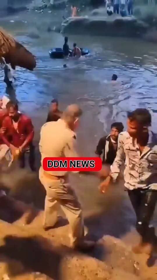 दुर्गा विसर्जन में दारोगा जी का गुस्सा फूटा! युवक को जड़े थप्पड़, वीडियो देख पुलिस भी हैरान
बाराबंकी में दुर्गा प्रतिमा विसर्जन के दौरान दारोगा द्वारा युवक को थप्पड़ मारने का वीडियो तेजी से वायरल हो रहा है। बताया जा रहा है कि युवक गहरे पानी में उतरकर अपनी जान जोखिम में डाल रहे थे। रोकने के दौरान दारोगा ने थप्पड़ मार दिया। वीडियो वायरल होते ही SP ने दारोगा को लाइन हाजिर कर जांच बैठा दी है।
आपकी नजर में दारोगा सही है या गलत? कमेंट में जरूर बताएं।
फॉलो करें - DDM NEWS Firozabad
#Barabanki #ThappadKand #ViralVideo #UPPolice #DDMNews #BarabankiPolice #DurgaVisarjan #KashmirSinghJournalist