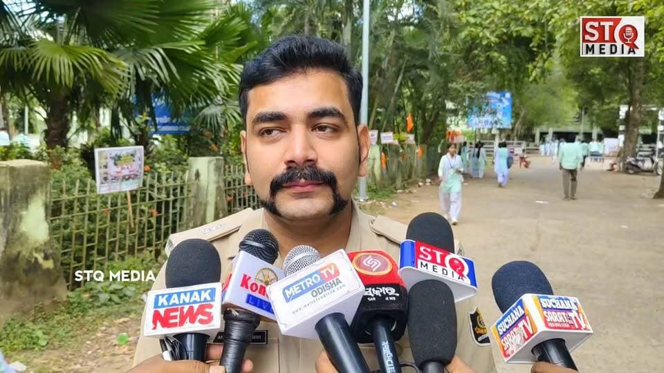 ଭଦ୍ରକ କଲେଜ ନିର୍ବାଚନକୁ ନେଇ କ୍ୟାମ୍ପସରେ ଦେଖିବାକୁ ମିଳିଛି ଉତ୍ସାହ ଓ ଉତ୍କଣ୍ଠାର ମାହୋଲ। ନିର୍ବାଚନକୁ ଶାନ୍ତିଶୃଙ୍ଖଳାର ସହ ଶେଷ କରିବା ପାଇଁ ପୋଲିସ ପ୍ରଶାସନ ପକ୍ଷରୁ କରାଯାଇଛି ବ୍ୟାପକ ସୁରକ୍ଷା ବ୍ୟବସ୍ଥା। କଲେଜ ପରିସରରେ ଯେପରି କୌଣସି ଅପ୍ରୀତିକର ପରିସ୍ଥିତି ନଘଟେ ?
#StqMedia #News #Bhadrak #college #Odisha
Odisha Police Organisation District Administration,Bhadrak Bhadrak Police