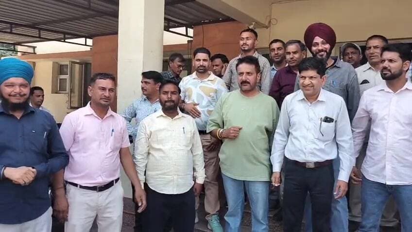 टोहाना: हरियाणा सरकार के पेरालल लाइसेंस जारी करने पर बिजली कर्मचारियों ने की तीन दिन की हड़ताल की घोषणा