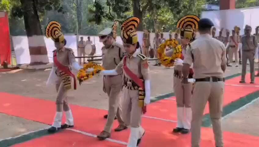 उमरिया
----------
शहीद सम्मान दिवस पर पीटीएस उमरिया में शहीदों को श्रद्धांजलि
पुलिस अधीक्षक विजय कुमार भगवानी ने शहीदों के बलिदान को किया नमन
उमरिया। शहीद सम्मान दिवस के अवसर पर उमरिया स्थित पुलिस प्रशिक्षण शाला (पीटीएस) में शहीदों को श्रद्धांजलि अर्पित की गई। इस अवसर पर पुलिस अधीक्षक विजय कुमार भगवानी,श्री मति स्वाती मुराब वाडेकर पुलिस अधीक्षक पीटीएस ने देश की रक्षा और कर्तव्य निर्वहन के दौरान अपने प्राणों का बलिदान देने वाले वीर शहीदों को नमन किया।
कार्यक्रम के दौरान शहीदों के अदम्य साहस, त्याग और कर्तव्यनिष्ठा को याद किया गया। शहीदों का बलिदान देश और समाज के लिए सदैव प्रेरणास्रोत रहेगा। उनका समर्पण पुलिस बल सहित देश के प्रत्येक नागरिक को राष्ट्रसेवा और अपने कर्तव्यों के प्रति निष्ठावान रहने की प्रेरणा देता है।