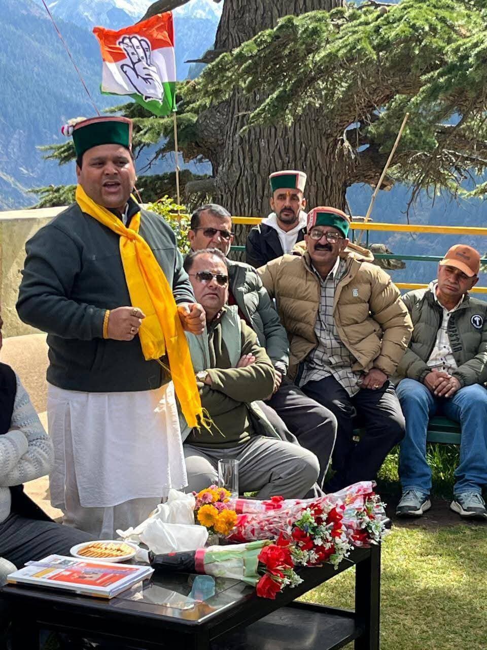 पांगी में एकजुट हुई कांग्रेस, संगठन मजबूती का लिया संकल्प; बूथ स्तर तक तय होगी जिम्मेदारी
जिला कांग्रेस अध्यक्ष एडवोकेट सुरजीत शर्मा भरमौरी का भव्य स्वागत, लोकतंत्र बचाओ एवं संविधान बचाओ अभियान को गांव-गांव तक पहुंचाने पर जोर
हिमाचल 84 टीवी ब्यूरो | पांगी
किलाड़ (पांगी)। जिला कांग्रेस कमेटी चंबा के अध्यक्ष एवं हिमाचल पथ परिवहन निगम (HRTC) के निदेशक एडवोकेट सुरजीत शर्मा भरमौरी के पांगी घाटी प्रवास के दौरान पांगी ब्लॉक कांग्रेस कमेटी ने उनका भव्य स्वागत किया। इस अवसर पर आयोजित बैठक में कांग्रेस पदाधिकारियों, पंचायत प्रतिनिधियों और कार्यकर्ताओं ने संगठन को जमीनी स्तर पर मजबूत बनाने तथा आपसी एकजुटता के साथ काम करने का संकल्प लिया।
बैठक को संबोधित करते हुए जिला अध्यक्ष सुरजीत शर्मा भरमौरी ने कहा कि संगठन की मजबूती के लिए ब्लॉक से लेकर मंडलम, पंचायत और बूथ स्तर तक कार्यकर्ताओं की जिम्मेदारी और जवाबदेही तय की जाएगी। संगठन सृजन अभियान के तहत पार्टी की संरचना को अधिक सक्रिय और प्रभावी बनाने के लिए आवश्यक कदम उठाए जाएंगे। उन्होंने कहा कि कांग्रेस की असली ताकत उसके समर्पित कार्यकर्ता हैं और उनके आपसी तालमेल से ही संगठन को नई ऊर्जा मिल सकती है।
गांव-गांव तक पहुंचेगा लोकतंत्र और संविधान बचाओ अभियान
सुरजीत शर्मा ने कहा कि राहुल गांधी के नेतृत्व में चलाए जा रहे लोकतंत्र बचाओ एवं संविधान बचाओ अभियान को चंबा जिले के प्रत्येक गांव और बूथ तक पहुंचाया जाएगा। उन्होंने कहा कि कांग्रेस लोकतांत्रिक मूल्यों, संविधान की रक्षा और आम जनता के अधिकारों के लिए आवाज उठाती रहेगी। उन्होंने वोट चोरी, चंदा चोरी और पेपर चोरी जैसे मुद्दों पर भी जनसंवाद के माध्यम से लोगों को जागरूक करने का आह्वान किया।
उन्होंने कार्यकर्ताओं से संगठनात्मक गतिविधियों में सक्रिय भागीदारी निभाने और पार्टी की नीतियों एवं विचारधारा को जन-जन तक पहुंचाने की अपील की।
बैठक में संगठनात्मक रणनीति पर चर्चा
बैठक की अध्यक्षता पांगी ब्लॉक कांग्रेस कमेटी के अध्यक्ष सुभाष चौहान ने की। इस दौरान ब्लॉक प्रभारी त्रिलोक सिंह, जिला कांग्रेस कमेटी के वरिष्ठ उपाध्यक्ष ज्ञान सिंह चौहान, जिला उपाध्यक्ष नरेंद्र ठाकुर, जिला महासचिव ओम चोपड़ा और पूर्व ब्लॉक अध्यक्ष कैलाश चंद सहित मंडलम अध्यक्ष, पंचायत अध्यक्ष, पंचायत प्रतिनिधि तथा अन्य कार्यकर्ता मौजूद रहे।
बैठक में बूथ स्तर पर पार्टी की सक्रियता बढ़ाने, कार्यकर्ताओं की भूमिका निर्धारित करने और आगामी संगठनात्मक गतिविधियों की रणनीति पर चर्चा की गई।