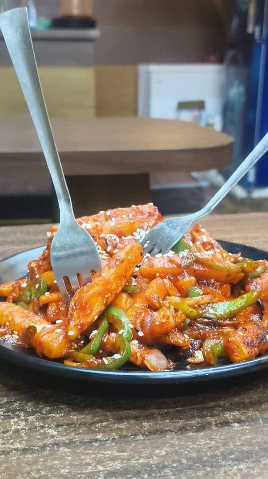 🔥 Famous & Crispy Chilli Potato Making at Chakle Dehli Chaap, Tundla 😍🌶️ Just ₹90! 🤯 Must-Try Street Food! kanpur 🍟🔥
#ChilliPotato #Tundla #ChakleDehliChaap #StreetFood #FoodShorts #ViralFood #FoodLovers #Trending #kanpur