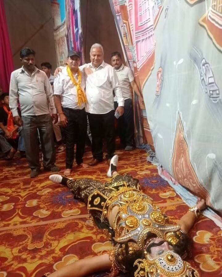 यमुनानगर में विजयदशमी उत्सव में मुख्य अतिथि के रूप में शामिल हुए पूर्व कांग्रेस प्रत्याशी रमन त्यागी
यमुनानगर। (राष्ट्रीय कदम) ब्यूरो: यमुनानगर विधानसभा क्षेत्र से कांग्रेस के पूर्व प्रत्याशी रमन त्यागी लालद्वारा, यमुनानगर में आयोजित विजयदशमी के पावन उत्सव में मुख्य अतिथि के रूप में शामिल हुए। इस अवसर पर उन्होंने सभी को विजयदशमी पर्व की शुभकामनाएं दीं।
विजयदशमी का पर्व बुराई पर अच्छाई और असत्य पर सत्य की जीत का प्रतीक है। यह त्योहार हमें सत्य, धर्म और सदाचार के मार्ग पर चलने की प्रेरणा देता है।
इस पावन अवसर पर रमन त्यागी ने क्षेत्रवासियों के सुख, शांति, समृद्धि और खुशहाली की कामना की। उन्होंने कहा कि विजयदशमी का पर्व समाज में आपसी भाईचारे, प्रेम और सद्भाव को मजबूत करने का संदेश देता है।