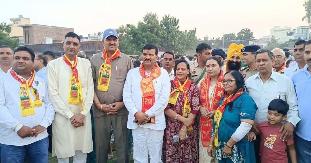 विधायक रेनू बाला ने पूजा-अर्चना कर किया 55 फीट ऊंचे रावण के पुतले का दहन
बिलासपुर में भव्य दशहरा समारोह का आयोजन, वरिष्ठ भाजपा नेता इंजीनियर ऋषिपाल चौधरी सहित अनेक गणमान्य व्यक्तियों ने की शिरकत*
व्यासपुर (राष्ट्रीय कदम) ब्यूरो: राजकीय आदर्श मॉडल स्कूल, बिलासपुर के खेल मैदान में श्री वेदव्यास रामलीला एवं दशहरा कमेटी की ओर से भव्य दशहरा समारोह का आयोजन किया गया। कार्यक्रम में *साढौरा की लोकप्रिय विधायक श्रीमती रेनू बाला* ने मुख्य अतिथि के रूप में शिरकत की। उन्होंने विधिवत पूजा-अर्चना करने के बाद 55 फीट ऊंचे रावण के पुतले का दहन किया। इस अवसर पर वरिष्ठ भाजपा नेता एवं समाजसेवी इंजीनियर ऋषिपाल चौधरी सहित क्षेत्र के अनेक गणमान्य व्यक्तियों, जनप्रतिनिधियों एवं समाजसेवियों ने भी शिरकत की।
विधायक रेनू बाला ने विजयादशमी पर्व की शुभकामनाएं देते हुए कहा कि दशहरा बुराई पर अच्छाई, असत्य पर सत्य और अधर्म पर धर्म की विजय का प्रतीक है। भगवान श्रीराम का जीवन हमें सत्य, मर्यादा, त्याग और न्याय के मार्ग पर चलने की प्रेरणा देता है। उन्होंने सभी से भगवान श्रीराम के आदर्शों को अपने जीवन में अपनाने तथा समाज में प्रेम, भाईचारे और सद्भाव बनाए रखने का आह्वान किया।
समारोह में लोगों ने उत्साह और हर्षोल्लास के साथ भाग लिया। रावण दहन के माध्यम से बुराइयों को त्यागकर अच्छे विचारों और संस्कारों को अपनाने का संदेश दिया गया। कार्यक्रम में क्षेत्रवासियों की उत्साहपूर्ण भागीदारी ने दशहरा उत्सव की रौनक बढ़ाई।
*इस अवसर पर मार्केट कमेटी के अध्यक्ष विपिन सिंगला, वरिष्ठ भाजपा नेता इंजीनियर ऋषिपाल चौधरी, सूरजभान सैनी, पंकुश खुराना, संदीप चितपुर, कृपाल सिंह गिल खेड़ा फार्म, सुनील त्यागी, डॉ. सुभाष, मंडल अध्यक्ष नरेश सैनी, सूबे सिंह पंजेटा प्रिंसिपल , अश्विनी मंगला, संदीप पंच, रॉबिन अग्रवाल, अयूब खान, भूषण गुर्जर, चरण सिंह जटपुरा, साजिद खान गढ़वाली, अमनदीप राणा, सरपंच मरवा कला, बलवान राणा, गौरव गढ़वाली, बसंत जोगीवाड़ा, रणबीर मोहड़ी,विशाल भिवानीपुर,काला मोहड़ी, महेंद्र सरपंच, बंटी सरपंच रामगढ़ माजरा, अंकुश चंदाखेड़ी, राजीव रंजीतपुर, पवन संधू रामगढ़ सवाई, भूपेंद्र तुम्बी, संदीप मुगलवाली, हिरदाराम मुगलवाली, शिवचरण रानीपुर, रकम सिंह सुल्तानपुर, मुस्ताक खान, अंकित कठगढ़, दिनेश कठगढ़, सुरेंद्र कठगढ़, बलदेव सरपंच भगवानपुर, सतबीर सरपंच शेरगढ़, संजीव शास्त्री सरपंच बिल छप्पर, सुरेश बिहटा, पवन हैबतपुर, बिट्टू राणा हैबतपुर, प्रवीण राणा नागली, चिट्टा नागली-32, हरपाल सिंह बाजवा मंदार, संदीप बस्तियांवाला, राजेश रामपुर जट्टान, सतीश शर्मा रामपुर जट्टान, जागीर मास्टर, नरेश मेहंदी रत्ता, मुकेश बंसल, दामोदर गुप्ता, अशोक केसरी, प्रमोद वर्मा, मुकुल सैनी, विष्णु प्रधान, परसोत्तम, सतपाल गर्ग, अशोक धीमान, अरुण, सचिन और राजू वर्मा सहित बड़ी संख्या में क्षेत्रवासी उपस्थित रहे।*
समारोह के समापन पर सभी ने विजयादशमी पर्व की शुभकामनाएं देते हुए आपसी प्रेम, एकता और सामाजिक सद्भाव बनाए रखने का संदेश दिया।